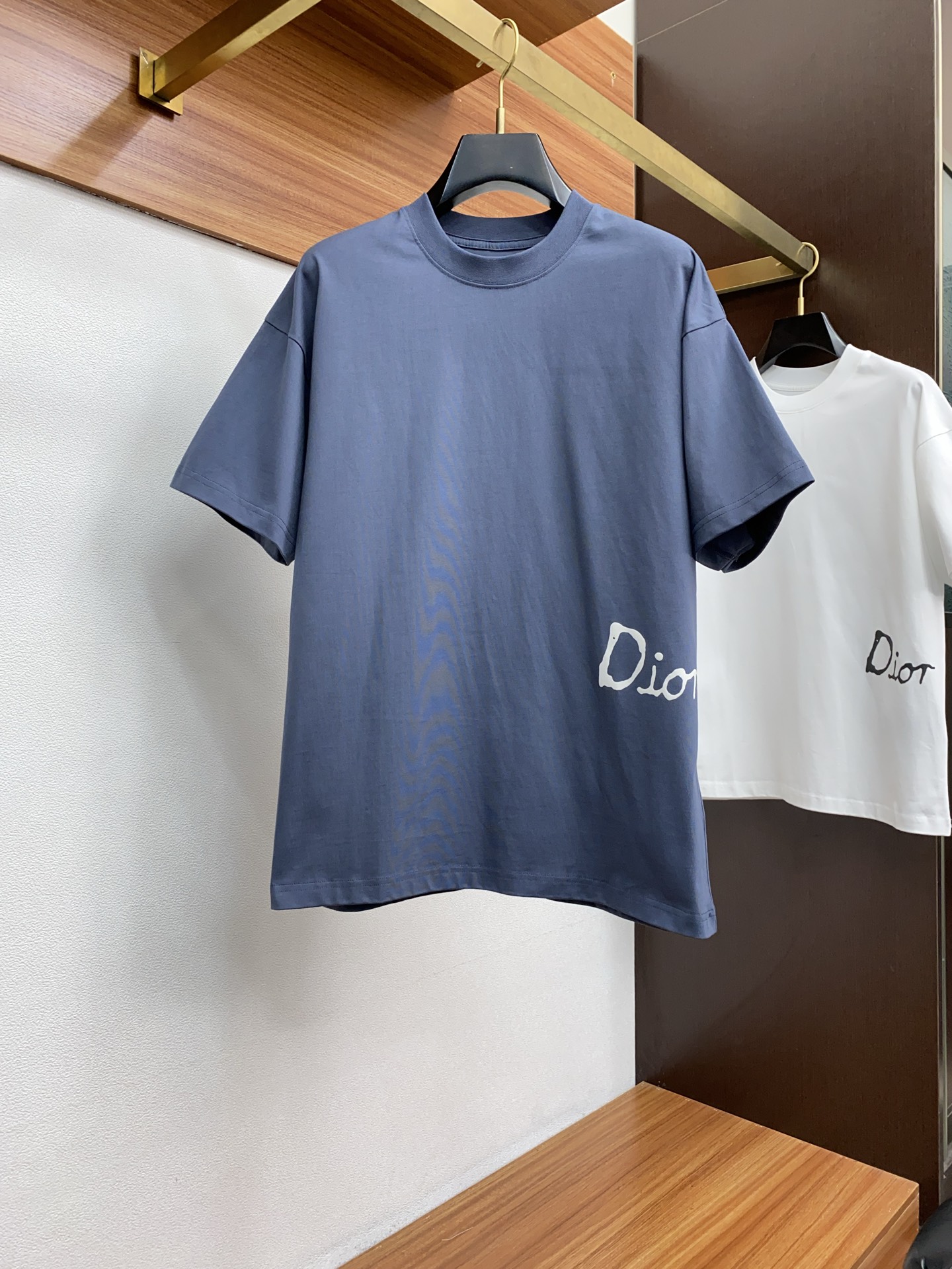 NO:135672,Dior M-3xL wide version, a couple style for the same style as men and women; super popular and fashionable products, the letter pattern design presents a unique style and charm, a trendy and versatile round neck, and any combination of the upper body is brightly matched!  Customer-supplied fabric weighs 320 grams, 21 double-strand yarn plain-patterned combed cotton cloth, ivory white, active black, 32 strand yarn horizontal plate loom, fine cotton high-density embroidered front letters bee, super textured, must-have for men and women!  On-site sale, dior, alexander wang19860909迪奥 M-3xL 阔版 男女同款情侣款；超人气潮品,字母图案当季设计呈现风格独特魅力,潮流时尚百搭圆领,上身任意搭配都呈现不同色彩鲜明！ 客供面料320克重 21支双股纱线平纹精梳棉布 象牙白色 活性黑色 32支股纱横板织机精棉高密刺绣前字母蜜蜂 ,超质感十足男女同款必入！ 现货发售,,dior,alexander wang,Men's clothing