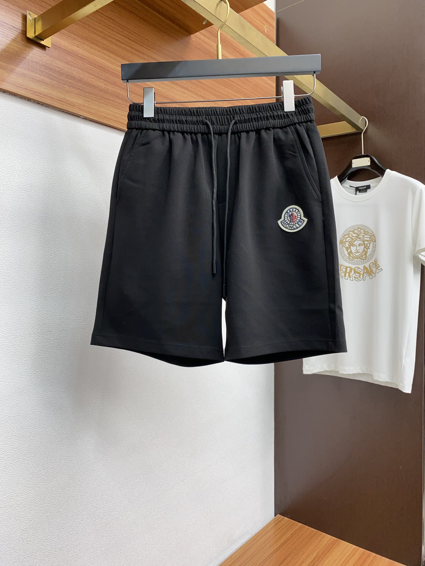 NO:135713,The new spring and summer 2025 new style, the latest casual shorts. The original pants are casual and versatile, casual and lazy, high-end custom imported double-sided plain cotton elastic fabric, customized craftsmanship, full of comfort. High-end and atmospheric, does the summer taste have? First choice.M-3xL,,Moncler, shorts,alexander wang19860909蒙口 2025春夏季新款,最新休闲短裤.原版裤型上身休闲百搭、随性慵懒范,高级定制进口双面平纹纯棉弹力面料,订制工艺 舒适感爆棚.高端大气,夏天的味道有没有,首选 .M-3xL,,Moncler,shorts,alexander wang,Men's clothing