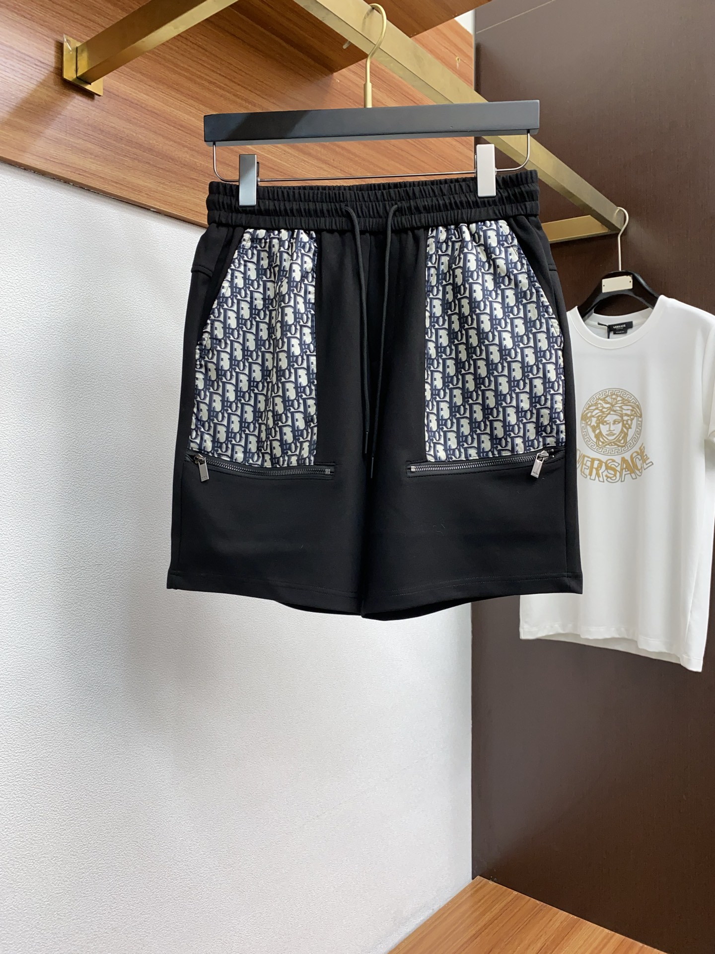 NO:142037,Dior 2025 spring and summer new style, the latest casual shorts. The original pants are casual and versatile, casual and lazy, high-end custom imported double-sided plain cotton elastic fabric, customized craftsmanship, full of comfort. High-end and atmospheric, does the summer taste have? First choice.M-3xL,,dior, shorts,alexander wang19860909迪奥 2025春夏季新款,最新休闲短裤.原版裤型上身休闲百搭、随性慵懒范,高级定制进口双面平纹纯棉弹力面料,订制工艺 舒适感爆棚.高端大气,夏天的味道有没有,首选 .M-3xL,,dior,shorts,alexander wang,Men's clothing