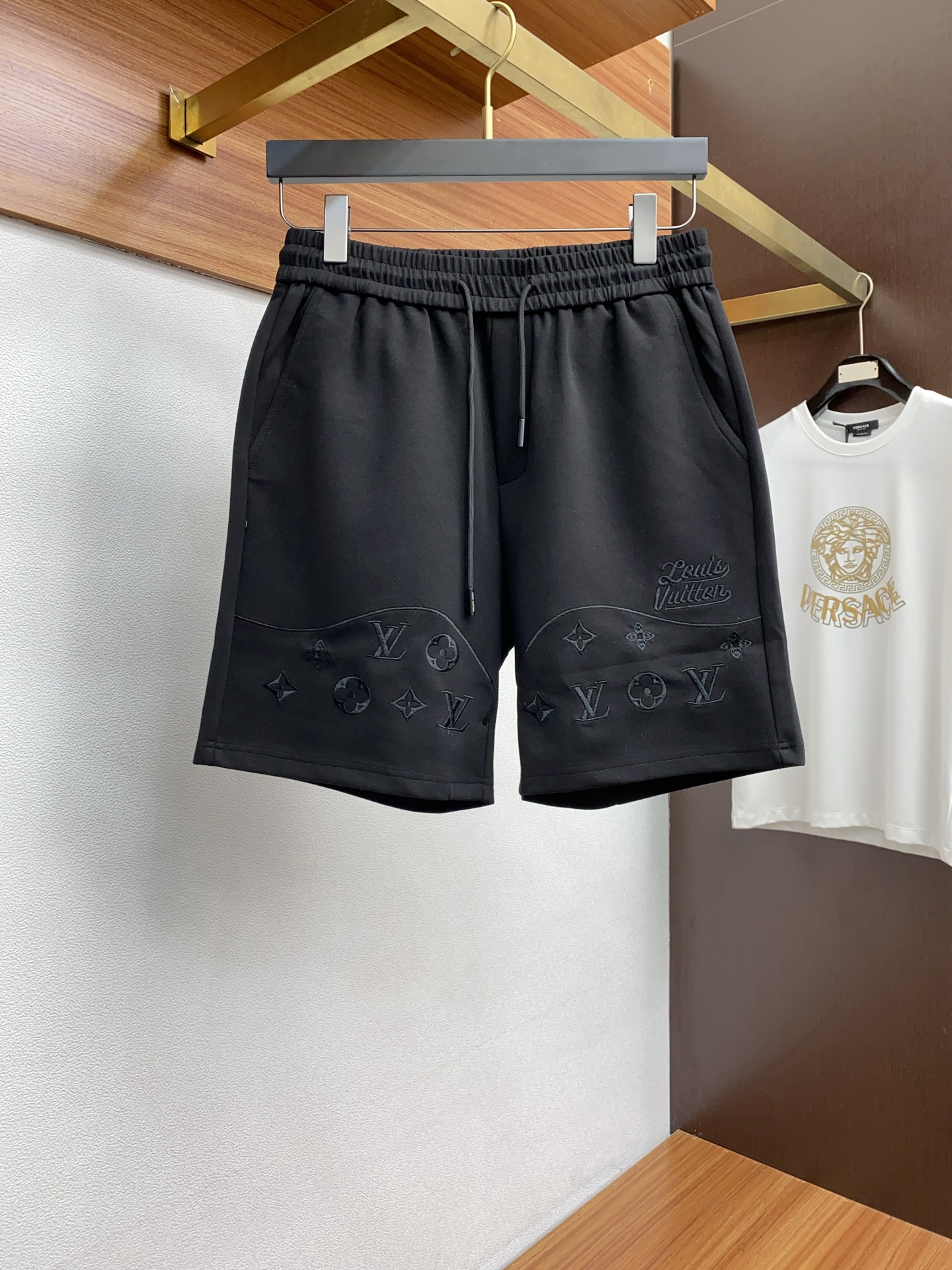 NO:142011,1v Louis Vuitton 2025 spring and summer new style, the latest casual shorts. The original pants are casual and versatile, casual and lazy, high-end custom imported double-sided plain cotton elastic fabric, customized craftsmanship, full of comfort. High-end and atmospheric, does the summer taste have? First choice.M-3xL,,louis vuitton, shorts, alexander wang198609091v 路易威登 2025春夏季新款,最新休闲短裤.原版裤型上身休闲百搭、随性慵懒范,高级定制进口双面平纹纯棉弹力面料,订制工艺 舒适感爆棚.高端大气,夏天的味道有没有,首选 .M-3xL,,louis vuitton,shorts,alexander wang,Men's clothing