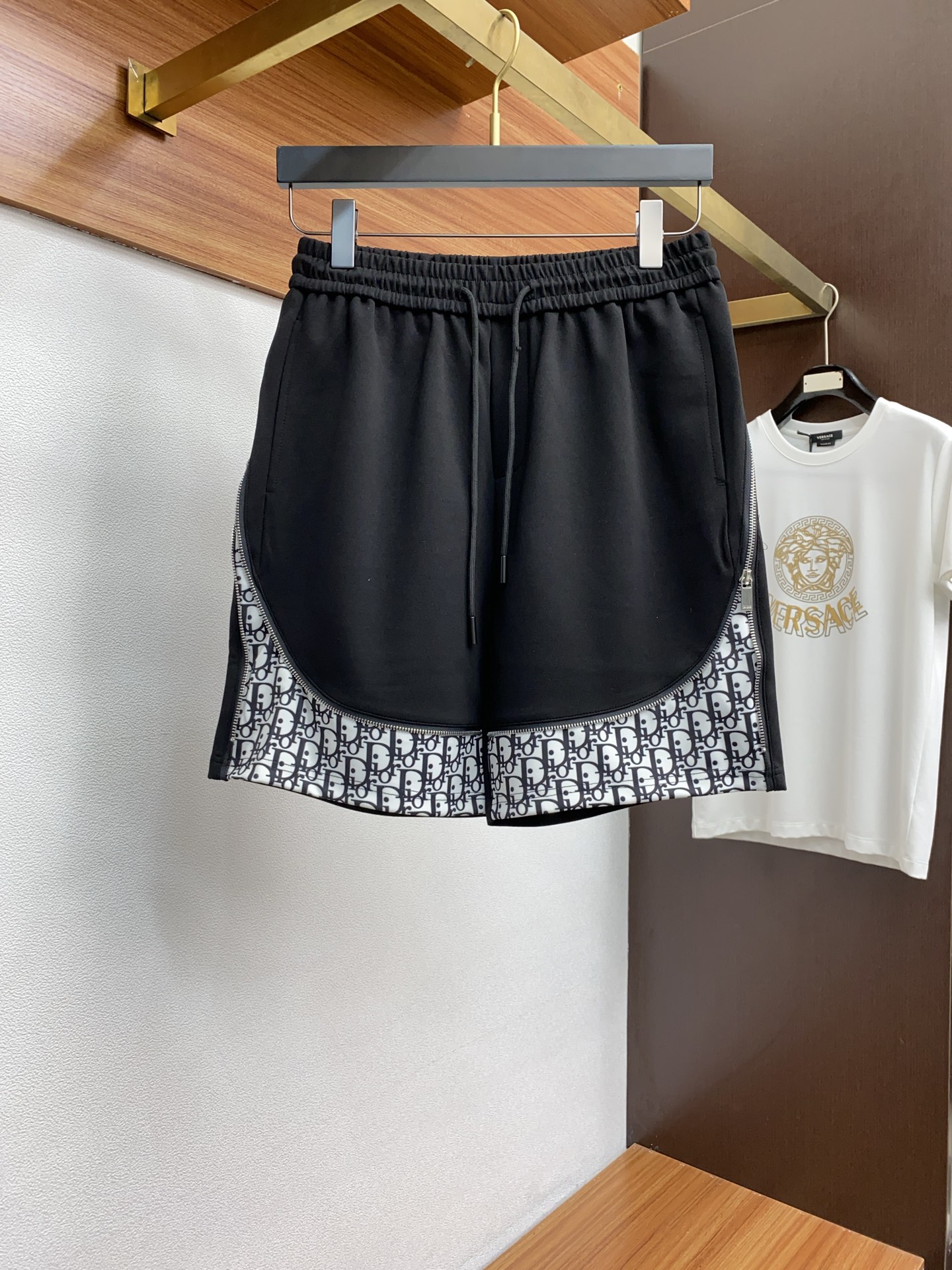 NO:142044,Dior 2025 spring and summer new style, the latest casual shorts. The original pants are casual and versatile, casual and lazy, high-end custom imported double-sided plain cotton elastic fabric, customized craftsmanship, full of comfort. High-end and atmospheric, does the summer taste have? First choice.M-3xL,,dior, shorts,alexander wang19860909迪奥 2025春夏季新款,最新休闲短裤.原版裤型上身休闲百搭、随性慵懒范,高级定制进口双面平纹纯棉弹力面料,订制工艺 舒适感爆棚.高端大气,夏天的味道有没有,首选 .M-3xL,,dior,shorts,alexander wang,Men's clothing