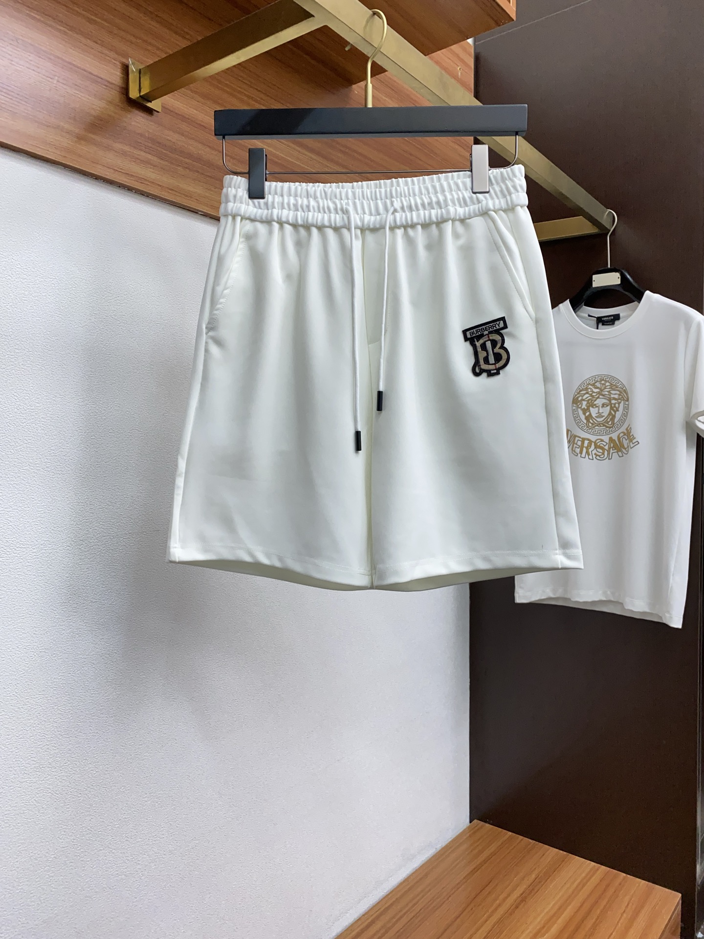 NO:142031,Burberry 2025 spring and summer new style, the latest casual shorts. The original pants are casual and versatile, casual and lazy, high-end custom imported double-sided plain cotton elastic fabric, customized craftsmanship, full of comfort. High-end and atmospheric, does the summer taste have? First choice.M-3xL,,burberry, shorts,alexander wang19860909巴宝莉 2025春夏季新款,最新休闲短裤.原版裤型上身休闲百搭、随性慵懒范,高级定制进口双面平纹纯棉弹力面料,订制工艺 舒适感爆棚.高端大气,夏天的味道有没有,首选 .M-3xL,,burberry,shorts,alexander wang,Men's clothing