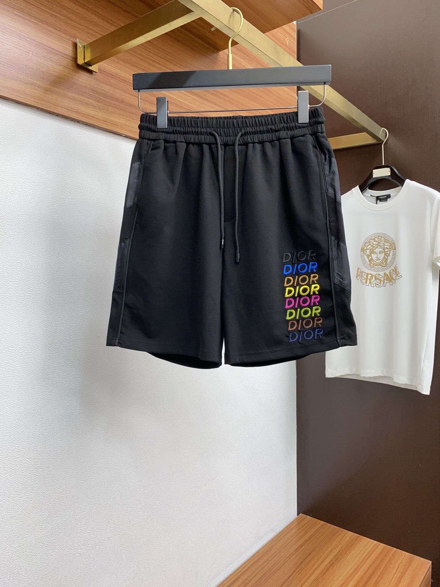 NO:142008,Dior 2025 spring and summer new style, the latest casual shorts. The original pants are casual and versatile, casual and lazy, high-end custom imported double-sided plain cotton elastic fabric, customized craftsmanship, full of comfort. High-end and atmospheric, does the summer taste have? First choice.M-3xL,,dior, shorts,alexander wang19860909迪奥 2025春夏季新款,最新休闲短裤.原版裤型上身休闲百搭、随性慵懒范,高级定制进口双面平纹纯棉弹力面料,订制工艺 舒适感爆棚.高端大气,夏天的味道有没有,首选 .M-3xL,,dior,shorts,alexander wang,Men's clothing