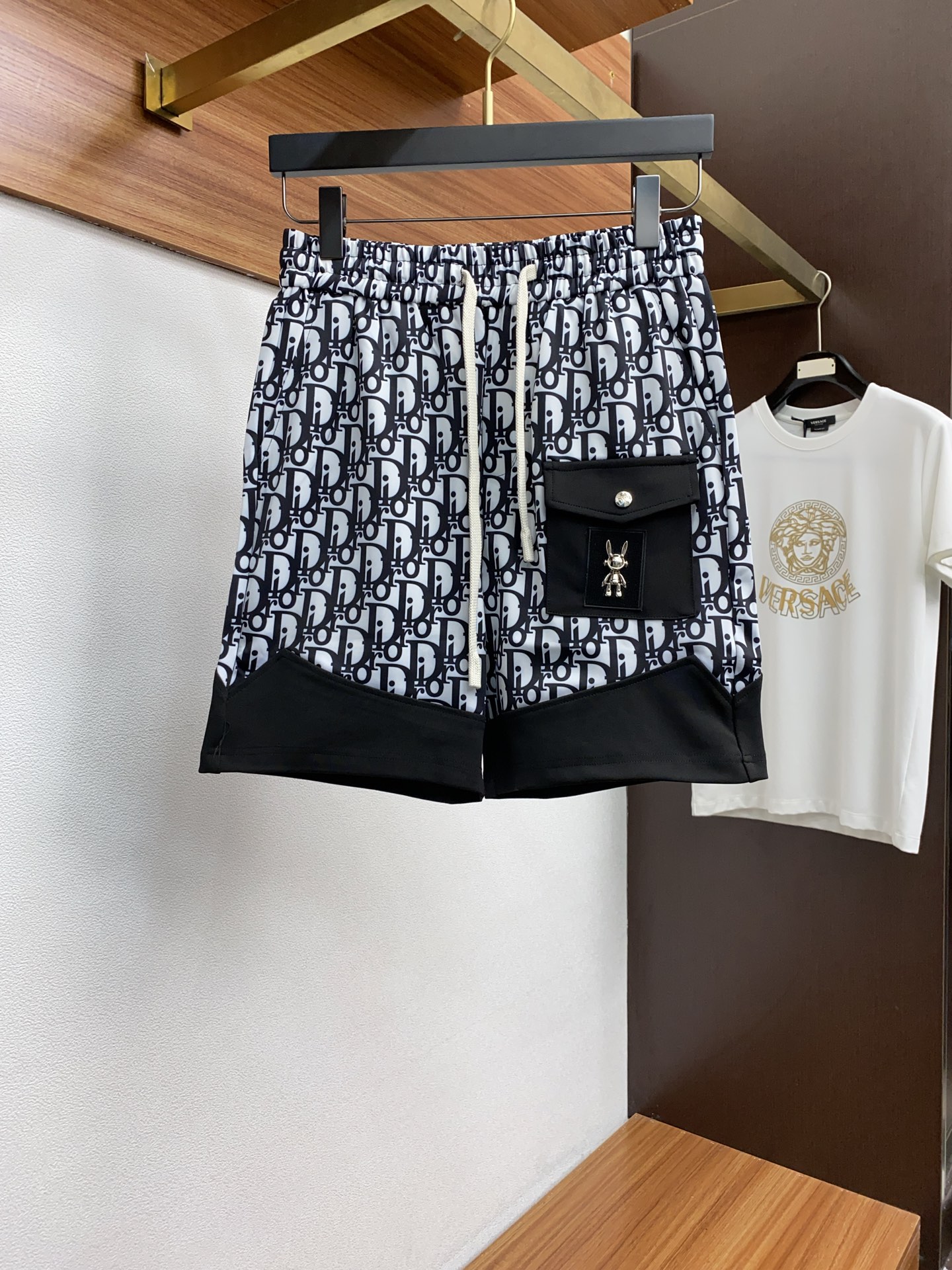 NO:142001,Dior 2025 spring and summer new style, the latest casual shorts. The original pants are casual and versatile, casual and lazy, high-end custom imported double-sided plain cotton elastic fabric, customized craftsmanship, full of comfort. High-end and atmospheric, does the summer taste have? First choice.M-3xL,,dior, shorts,alexander wang19860909迪奥 2025春夏季新款,最新休闲短裤.原版裤型上身休闲百搭、随性慵懒范,高级定制进口双面平纹纯棉弹力面料,订制工艺 舒适感爆棚.高端大气,夏天的味道有没有,首选 .M-3xL,,dior,shorts,alexander wang,Men's clothing