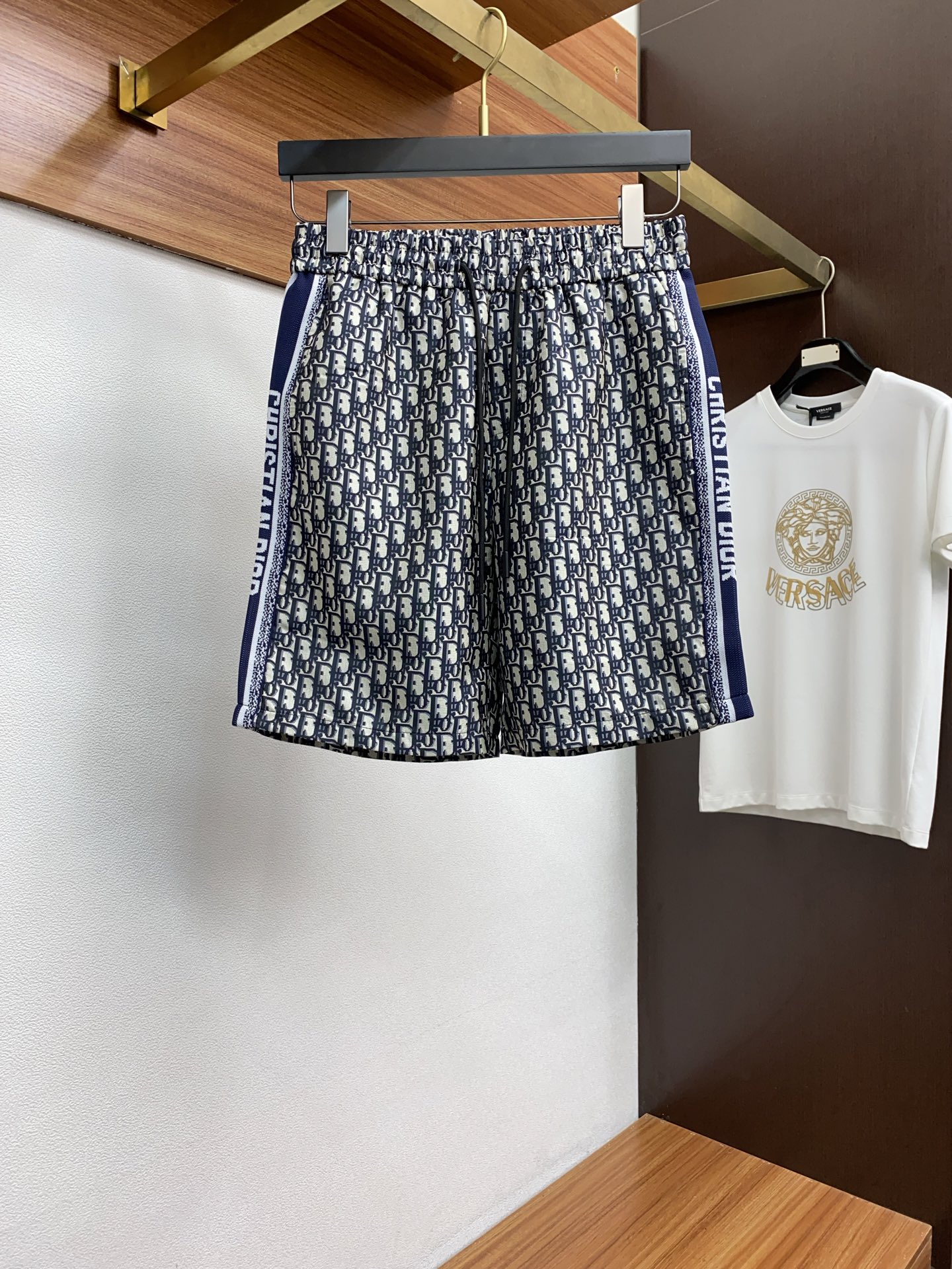 NO:142033,Dior 2025 spring and summer new style, the latest casual shorts. The original pants are casual and versatile, casual and lazy, high-end custom imported double-sided plain cotton elastic fabric, customized craftsmanship, full of comfort. High-end and atmospheric, does the summer taste have? First choice.M-3xL,,dior, shorts,alexander wang19860909迪奥 2025春夏季新款,最新休闲短裤.原版裤型上身休闲百搭、随性慵懒范,高级定制进口双面平纹纯棉弹力面料,订制工艺 舒适感爆棚.高端大气,夏天的味道有没有,首选 .M-3xL,,dior,shorts,alexander wang,Men's clothing