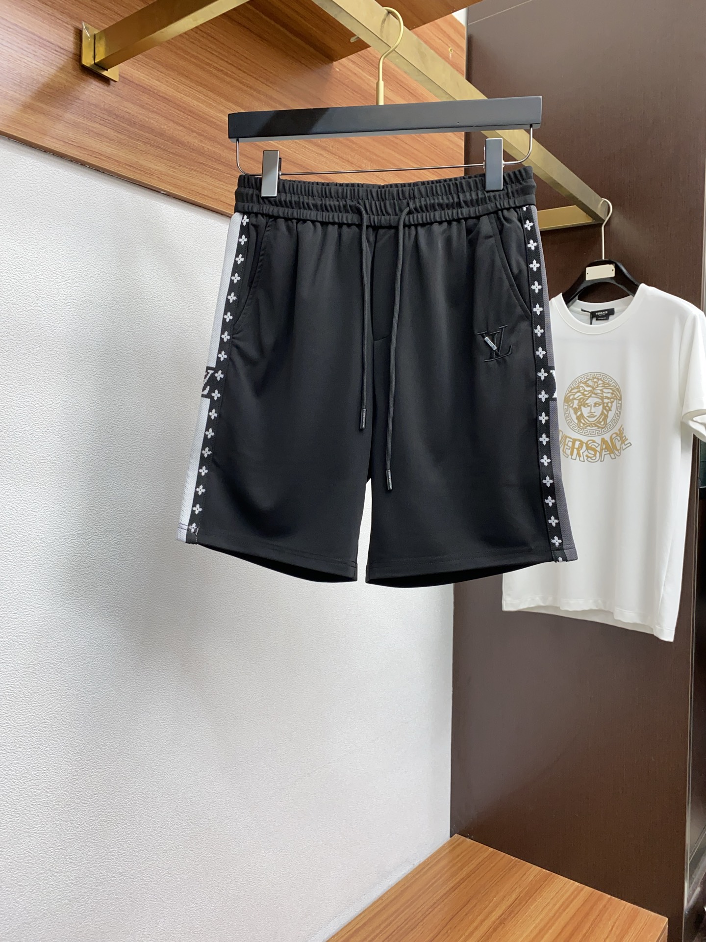 NO:142029,1v Louis Vuitton 2025 spring and summer new style, the latest casual shorts. The original pants are casual and versatile, casual and lazy, high-end custom imported double-sided plain cotton elastic fabric, customized craftsmanship, full of comfort. High-end and atmospheric, does the summer taste have? First choice.M-3xL,,louis vuitton, shorts, alexander wang198609091v 路易威登 2025春夏季新款,最新休闲短裤.原版裤型上身休闲百搭、随性慵懒范,高级定制进口双面平纹纯棉弹力面料,订制工艺 舒适感爆棚.高端大气,夏天的味道有没有,首选 .M-3xL,,louis vuitton,shorts,alexander wang,Men's clothing