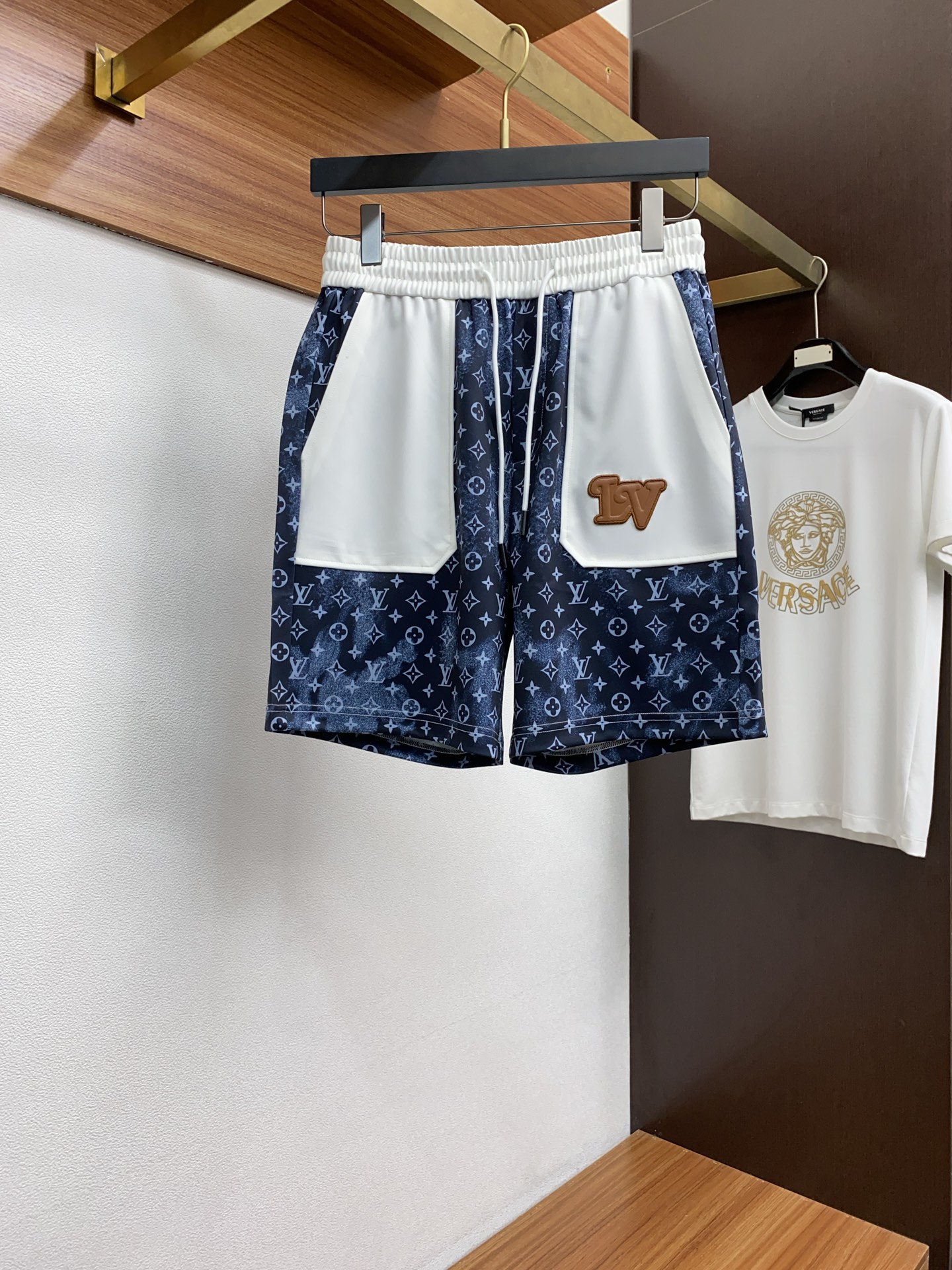 NO:142035,1v Louis Vuitton 2025 spring and summer new style, the latest casual shorts. The original pants are casual and versatile, casual and lazy, high-end custom imported double-sided plain cotton elastic fabric, customized craftsmanship, full of comfort. High-end and atmospheric, does the summer taste have? First choice.M-3xL,,louis vuitton, shorts,alexander wang198609091v 路易威登 2025春夏季新款,最新休闲短裤.原版裤型上身休闲百搭、随性慵懒范,高级定制进口双面平纹纯棉弹力面料,订制工艺 舒适感爆棚.高端大气,夏天的味道有没有,首选 .M-3xL,,louis vuitton,shorts,alexander wang,Men's clothing