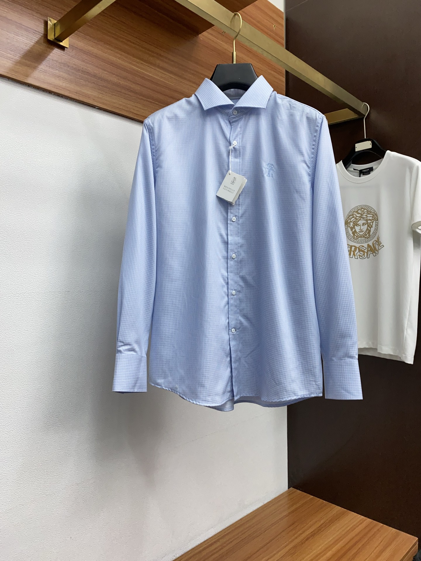 NO:135691,Bru**llo Cuci**lli men's business casual plaid long-sleeved shirt. Official synchronous series! Fashion with typical Italian style is quite exquisite in fabric selection and craftsmanship, which is very consistent with the aesthetic tone of BC, low-key and luxurious, elegant and noble. Every detail proves the brand's own sense of luxury! As a recognized fashion item, plaid shirts are undoubtedly one of the most vital elements in the fashion circle. They appear very frequently, are simple and distinctive. They are a good medicine for improving vision. In terms of outfits, they are both refreshing and age-reducing and fashionable, and they are intellectual and elegant, showing their taste and temperament, with various label symbols! The fabrics and accessories are all supplied by foreign merchants. The heavy-duty all-cotton imported from Turkey is a double-strand 120 high-strand BC classic French collar special-woven plaid full-sleeved long-sleeved shirt. The stripes themselves have elegant temperament attributes, full of high-end feel! Invincible versatile, with extensive compatibility, the first choice for urban elite men! Color blue grid number 38-43 (S-3XL), Shirts,alexander wang19860909Bru**llo Cuci**lli 男士商务休闲格子长袖衬衫.官方同步系列！颇具意大利典型风格的时装,在面料选取和工艺方面都相当考究,极符合 BC美学基调,低调且奢华,优雅且高贵,每一个细节都在力证品牌自身的高级感！格子衬衫作为公认的时尚单品,无疑是时尚圈生命力最强的元素之一,出镜率极高,简单而个性鲜明,是改良视觉的良药,在穿搭方面即清爽减龄又自带时髦感,即知性儒雅又彰显品位气质,有着各种标签符号！面料和辅料皆为外商客供,重磅土耳其进口全棉,双股120高支BC经典法式领款特织色织格子全綿长袖衬衫,条纹本身自带儒雅气质属性,高级感十足！无敌的百搭,兼容性广泛,都市精英男士首选！ 颜色蓝格子 码数38-43（S-3XL）,,shirts,alexander wang,Men's clothing