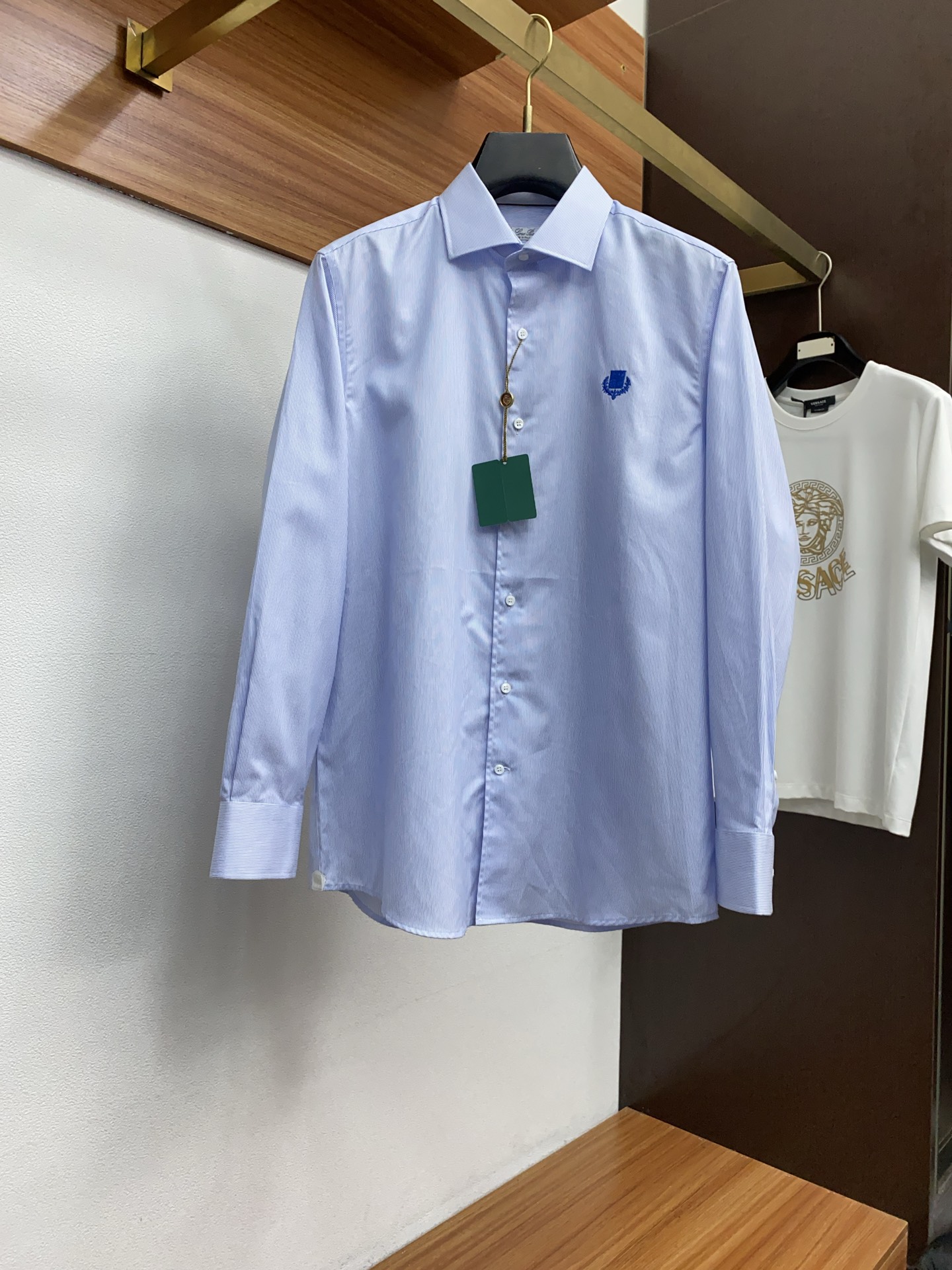 NO:135693,LP Zhenpin business casual solid color high-end high-sleeved long-sleeved shirt, men's high-end business casual long-sleeved shirt, leading the official website! Trading company's channel products are famous, pure blood quality, original Italian products, and selected customers to make 120 high-stitch tribute satin cotton. The fabric feels smooth and soft, and it is very strong in breathability and moisture absorption, giving you the most comfortable wearing! It brings an unprecedented sense of high quality and low luxury, allowing you to inadvertently highlight your identity and status! The classic casual shirt is paired with a unique pointed collar design, which is very consistent with the aesthetic tone of the LP family. It is low-key and luxurious, elegant and noble. Every detail proves the brand's own sense of luxury! The simple, clean, classic and fashionable style design is a versatile style that can be switched at will. The fabric feels soft and delicate, and is extremely moisture-absorbing and breathable. It is comfortable to wear close to the body. You can wear it alone and wear it in a simple and fashionable way without losing the sense of elegance! Both business and leisure can be perfectly controlled! It is an imperial-grade single item for urban white-collar elites! Color black white blue Number of codes 38-43 (S-3XL), loro piana,shirts,alexander wang19860909LP 臻品商务休闲纯色高支高密长袖衬衫,男士高端商务休闲长袖衬衫,领先官网发售！贸易公司渠道臻品,系出名门,纯正血统品质,意大利原产出品,精选客供120支高支贡缎綿材质制作而成,面料触感爽滑柔软,透气性与吸湿性都非常强悍,给你最舒适的穿着体现！带来前所未有的高逼格低奢感,让你在不经意间凸显身份与地位！经典休闲衬衫搭配独特的尖领设计,极符合LP家族美学基调,低调且奢华,优雅且高贵,每一个细节都在力证品牌自身的高级感！简洁干净、经典时髦的版型设计,属于可随意切换风格的百搭款式,面料手感软糯细腻,极具吸湿透气性,贴身着穿亲肤舒适,即可单穿内搭、成衣上身简约时髦又不失优雅感！商务与休闲皆可完美驾驭！属于都市白领精英御用级单品！ 颜色黑色 白色 蓝色 码数38-43（S-3XL）,,loro piana,shirts,alexander wang,Men's clothing