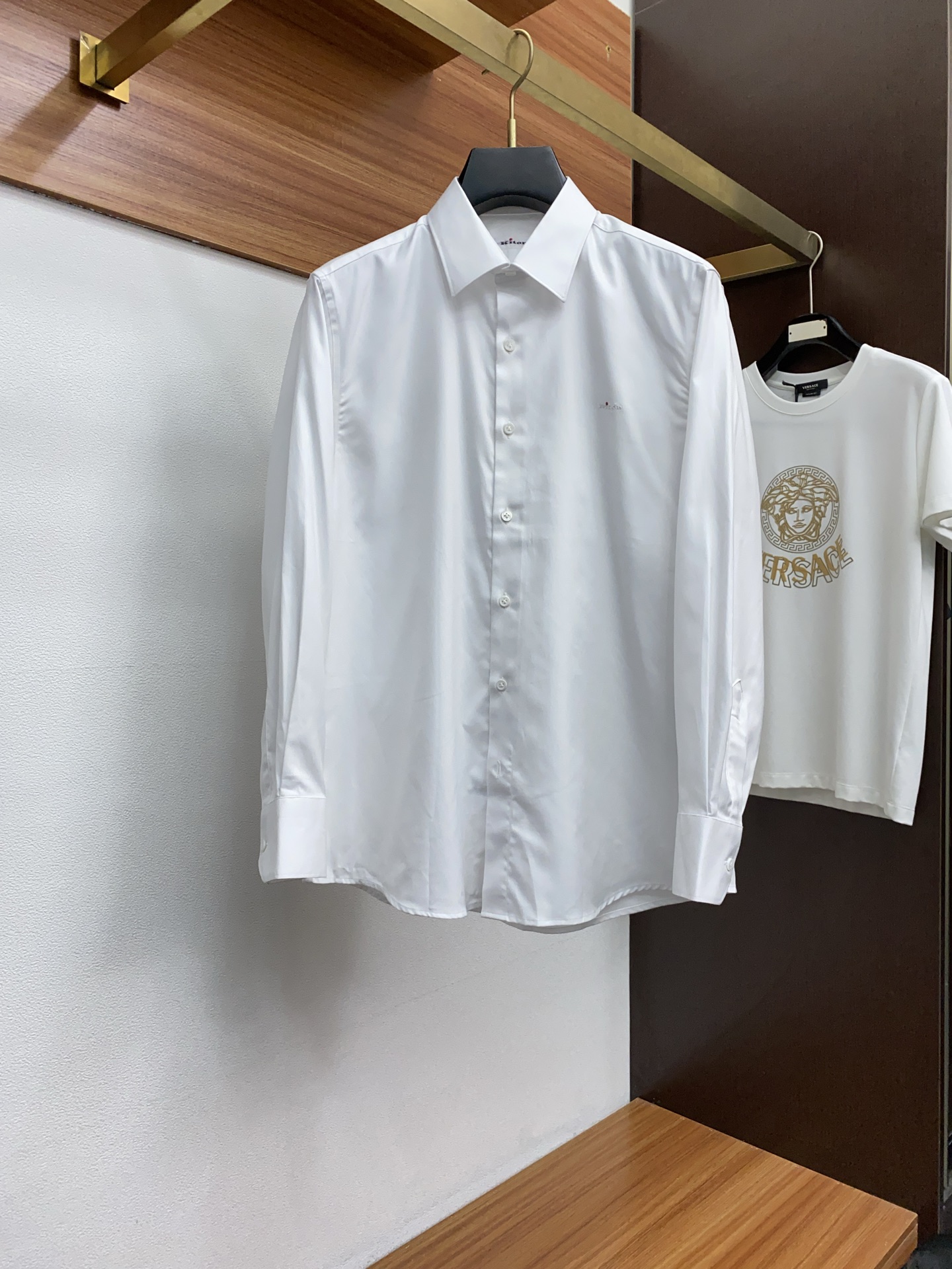 NO:135689,Kiton Men's high-end business casual striped long-sleeved shirt, this shirt combines traditional craftsmanship and modern design, presenting you with a fashionable image full of personality and charm. As a recognized fashion item, striped shirts are undoubtedly one of the most vital elements in the fashion circle. Kiton's pursuit of quality has never stopped. It uses fixed weaving twill craft to make fabrics. Whether it is the smoothness of lines or the texture of the fabric, it shows the brand's ultimate pursuit of details. Every detail has been carefully polished to ensure that you can enjoy an unparalleled quality experience. It is also unique in design, perfectly integrating classic elements with modern fashion. The simple and elegant tailoring reflects the brand's fashion attitude and extraordinary taste. Whether it is worn alone or with a jacket, you can easily show your fashion charm!  Color blue stripes 38-43, Jackets & coats,shirts,alexander wang19860909kiton 奇顿 男士高端商务休闲条纹长袖衬衫,这款衬衫融合了传统工艺与现代设计,为您呈现出一个充满个性与魅力的时尚形象.条纹衬衫作为公认的时尚单品,无疑是时尚圈生命力最强的元素之一, Kiton对品质的追求从未停止,采用了定织斜纹工艺制作面料,无论是线条的流畅性还是布料的质感,都展现了品牌对细节的极致追求.每一个细节都经过精心打磨,确保您能够享受到无与伦比的品质体验. 在设计上也独具匠心,将经典元素与现代时尚完美融合.简洁大方的剪裁,都体现了品牌的时尚态度与非凡品味.无论是单穿还是搭配外套,都能轻松展现出您的时尚魅力！ 颜色蓝条纹 码数38-43,,jackets & coats,shirts,alexander wang,Men's clothing