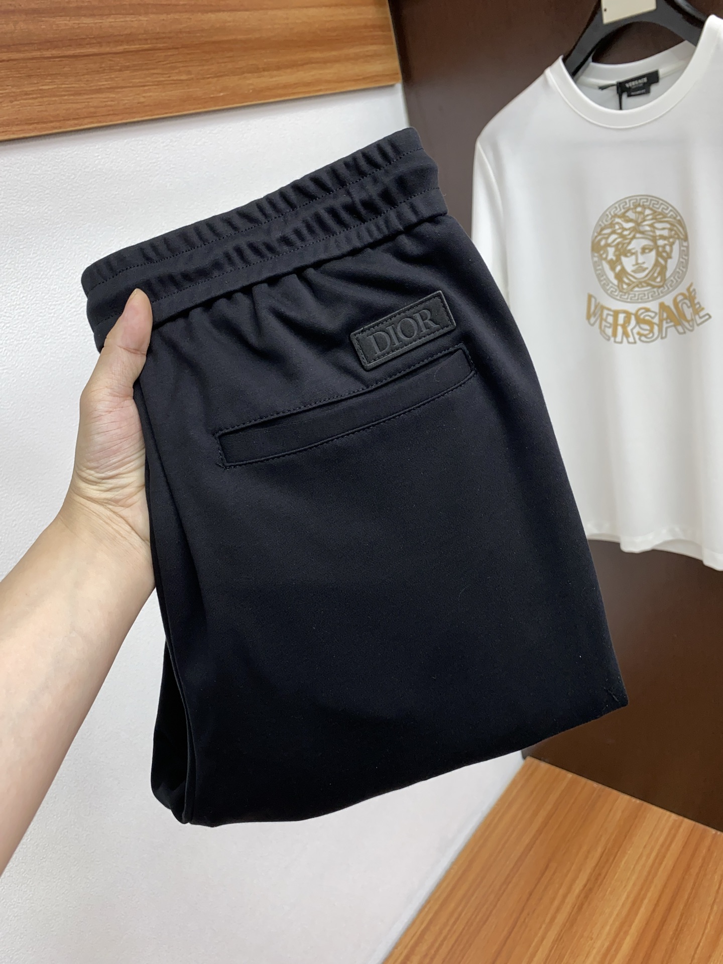 NO:135706,Dior's new spring and summer 2025 model, the latest high-end liquid ammonia cotton casual pants. It uses liquid ammonia double-sided hot fabric!  Exclusive custom fabric!  The fabric is very cotton-like and the upper body is super comfortable!  Solid material combed long wool cotton, woven with high-end jacquard machine and then treated with advanced liquid ammonia. What is liquid ammonia?  The whole machine is as high as 50 million after a liquid ammonia fabric, and the threshold is quite high!  Only a handful of first-tier groups in China have a liquid ammonia machine. 1. The fabric treated with liquid ammonia will feel smoother because liquid ammonia has strong corrosion properties, which can burn the wool balls on the surface of the fabric! 2. The fiber toughness of the fabric treated with liquid ammonia can be greatly improved, which can effectively improve the wear resistance of the fabric and improve the wear life! 3. The fabric treated with liquid ammonia will change the overall structure of the fibers and the wrinkle resistance is also improved, so that the fabric that was originally very easy to wrinkle will not wrinkle now!  Original pants with a casual and versatile upper body, casual and lazy style, high-end custom fabrics are soft and comfortable, customized craftsmanship, full of comfort. High-end and atmospheric, the first choice for business and leisure M-4xL,,dior,alexander wang19860909迪奥 2025春夏季新款,最新高端液氨棉休闲裤. 采用 液氨双面爆款面料！独家定织面料！面料棉感十足,上身超级舒服！扎实用料精梳长绒棉,用高端提花机织造再经过先进的液氨处理.什么是液氨？一台液氨面料后整机器就高达5000万,门槛相当高！国内只有屈指可数的几个一线集团才拥有液氨后整机.1.经过液态氨处理的面料手感会更加顺滑,因为液态氨具有很强的腐蚀性能,可以使面料表面的毛球灼烧掉!2.经过液态氨处理面料纤维韧性得到大幅度提升,可以有效提升面料的耐磨性能,使穿着寿命得到提升!3.经过液态氨处理的面料,纤维整体结构发生变,抗皱性能也得到提升,使原来很容易变皱的面料现在不会变皱！原版裤型上身休闲百搭、随性慵懒范,高级定制面料柔软舒适 订制工艺 舒适感爆棚.高端大气,商务休闲首选 M-4xL,,dior,alexander wang,Men's clothing