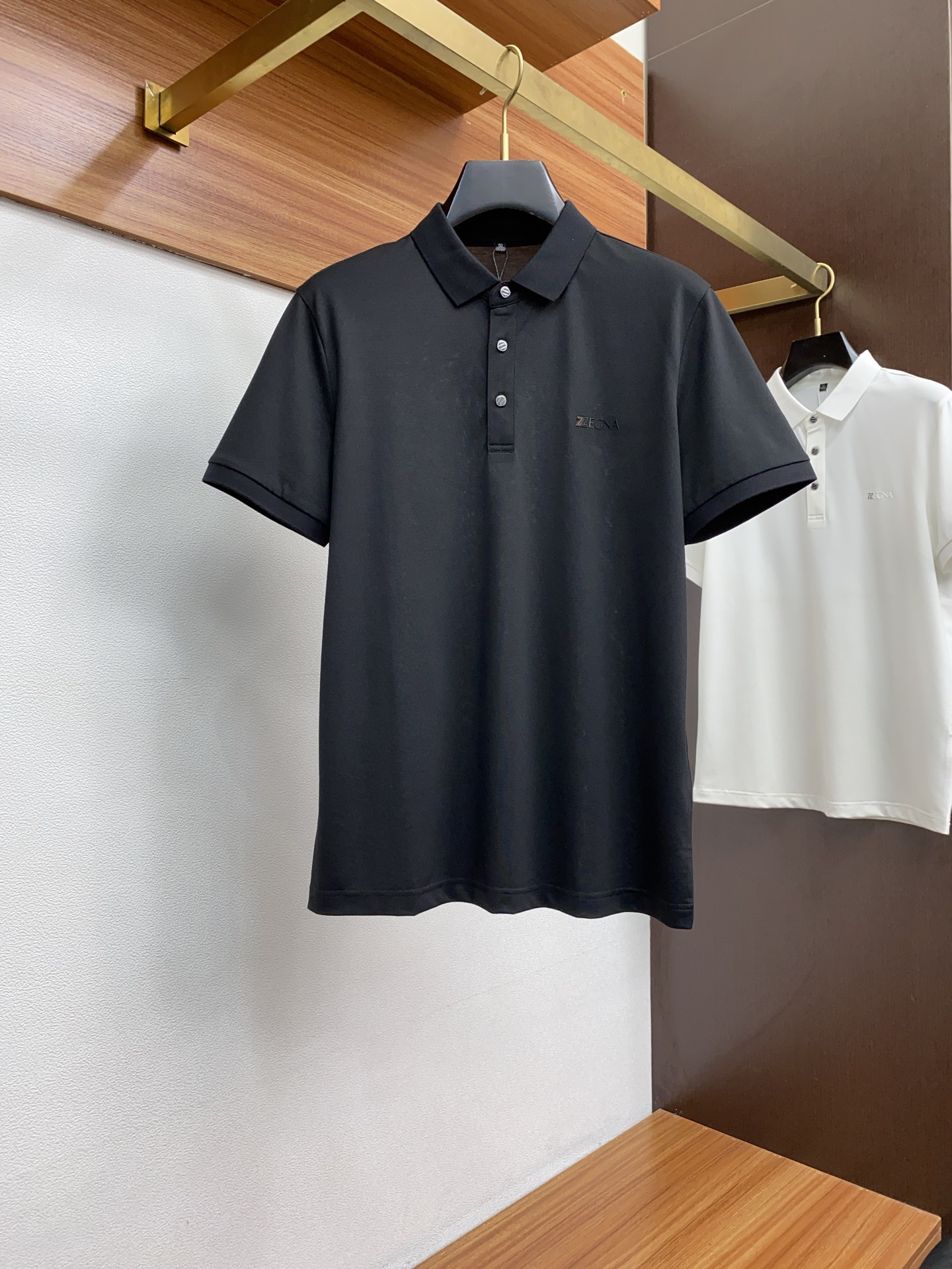 NO:135686,Zenia 2025 spring and summer new fine-texture pearl business Polo, minimalist body shape!  Top-grade knitted cotton blend texture The overall feel is extremely comfortable, with high-end elasticity and skin-friendly effect, classic fashionable lapel Polo shirt short sleeves. Trading company channel orders, and the official website is released simultaneously. It is simple and elegant, fashionable and versatile, and the quality is even more unsightly!! The quality of the fabric is also as high as ever. It is soft and stylish, breathable and comfortable. The upper body has a good drape, and is not easy to deform! It is even more difficult to fade! It makes the overall upper body effect more low-key, luxurious, noble and elegant! It shows a different flavor! Business casual, fashionable and versatile, which is simply a must-have item for every successful man! Number M-4xL, zegna, T-shirt, alexander wang19860909杰尼亚 2025春夏新品细纹珠地商务Polo,极简的衣身造型！ 顶级针织棉质混纺质地 整体的触感极为舒适,弹力十足亲肤效果高级,经典时尚翻领 Polo衫短袖 贸易公司渠道订单,官网同步发售,简约大气,时尚百搭,品相更是无法挑剔!!面料这块品质也是一如既往的高规格 柔软有型、透气舒适.上身垂感好,不易变形!更不易褪色! 使得整体的上身效果更加的低调奢华,高贵典雅!彰显出别样的风味!商务休闲,时尚百搭,简直是每位成功男士的必备单品! 码数M-4xL,,zegna,T-shirt,alexander wang,Men's clothing