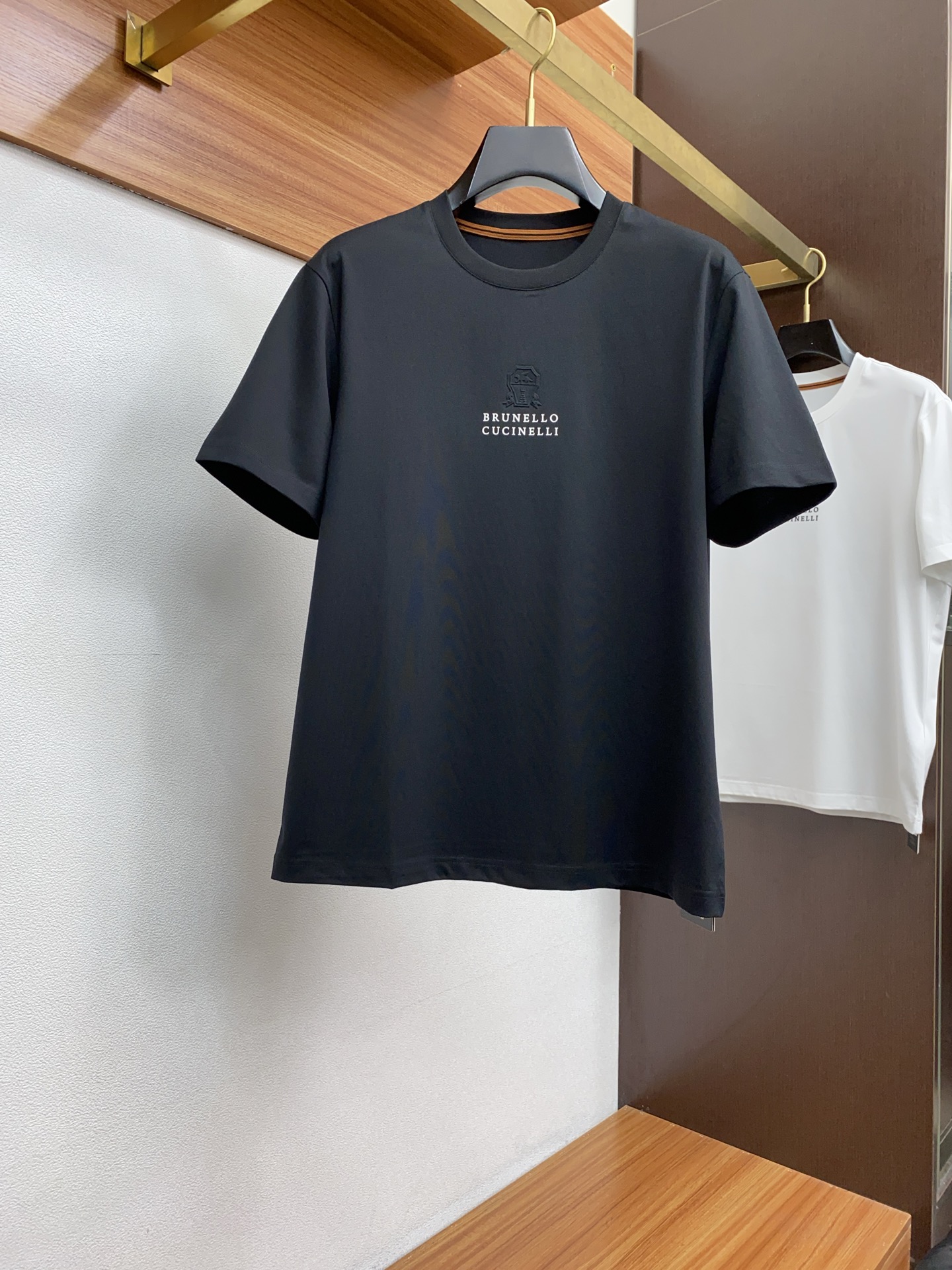 NO:135687,BC latest model. High-end customization and avant-garde and fashionable design!  Brand logo heavy craft design, high-end customized mercerized cotton fabric, soft feel, comfortable to wear, exquisite counter-level car line, fine workmanship, invincible and handsome upper body effect!  Custom imported fabrics for men's essential items. Synchronized with the counter. Number of codes 46-58, alexander wang19860909BC 最新款. 高端订制 设计前卫时尚！品牌logo重工艺设计 高端定制丝光棉面料.手感柔软.穿着舒适.专柜级别精致车线.做工精细.上身效果无敌帅气！型男必备单品定制进口面料.与专柜同步.码数46-58,,alexander wang,Men's clothing