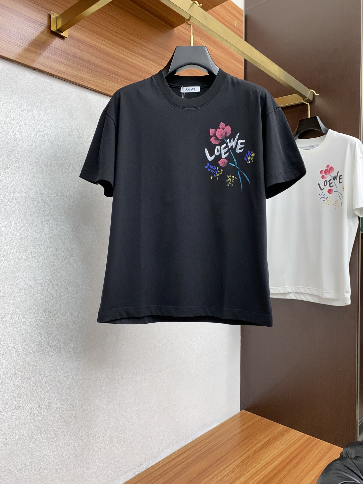 NO:135678,Luo Yiwei M-3xL micro-broad version ss new craft logo high-quality pure cotton wide version round neck men's short-sleeved T-shirt, the new season and new series cleverly integrate hand-painted into the design, shaping a series of sports style items full of retro style. On this versatile T-shirt, pure manual hand-painted brand-inspired pattern is presented in the body of the clothes in a low-key manner. Each piece of clothing is embedded with the hard work of a hand-painted craftsman (it was very patient in learning for 3 years, and I couldn't draw 3 clothes a day, and each piece of clothing is definitely full of sincerity). It is preferred to develop a special original version of the double-strand cotton plain fabric, with wide upper body and comfortable, and the outside and the inside are casually matched, loewe, T-shirt,tees, t-shirt,alexander wang19860909罗意威 M-3xL 微阔版 ss新工艺logo高品质纯棉质阔版圆领男士短袖T恤,新季新推系列将手绘巧妙融入设计,塑就一系列充满复古风情的运动风单品.在这款百搭T恤上,纯人工手绘 品牌意蕴的图案低调呈现于衣身,每一件衣服都嵌入了一个手绘匠人的心血（3年学艺上十分耐心,一天画不了3件衣服,每件衣服绝对都是诚意满满）优选特定原版开发双股精棉平纹面料,上身挺阔舒适度佳,外穿内搭随意搭配,,loewe,T-shirt,tees，t-shirt,alexander wang,Men's clothing