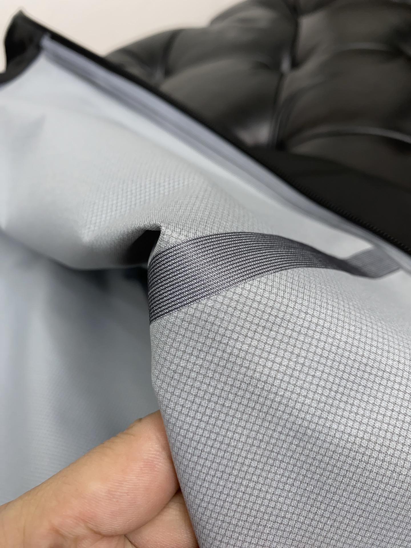 “ARCTERYX Spring 2025 Collection: Fashionable Hats, Coats, and Monuments with Original Soft-Shell Fabrics” - 图片 8