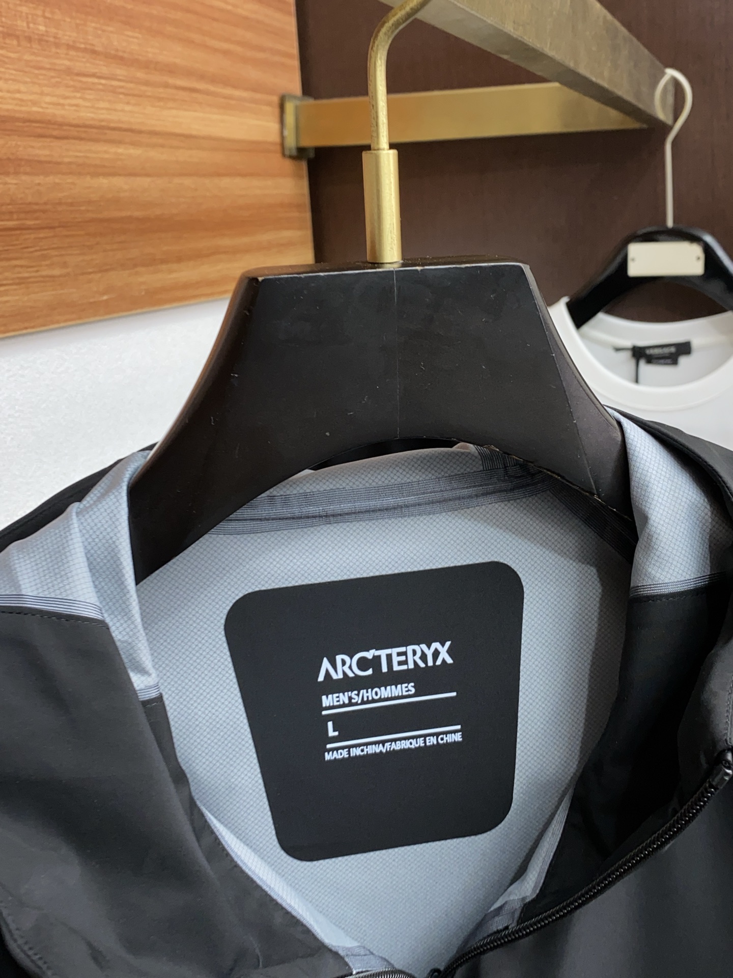 “ARCTERYX Spring 2025 Collection: Fashionable Hats, Coats, and Monuments with Original Soft-Shell Fabrics” - 图片 3