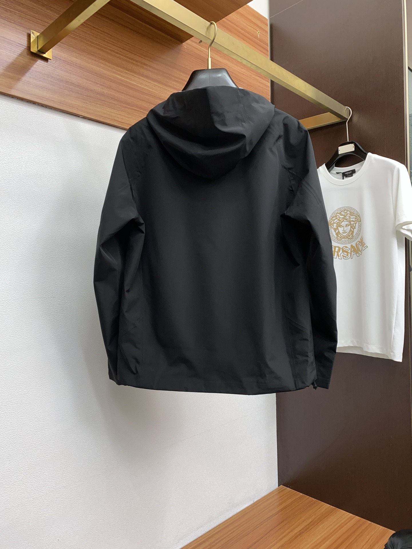 “ARCTERYX Spring 2025 Collection: Fashionable Hats, Coats, and Monuments with Original Soft-Shell Fabrics” - 图片 9