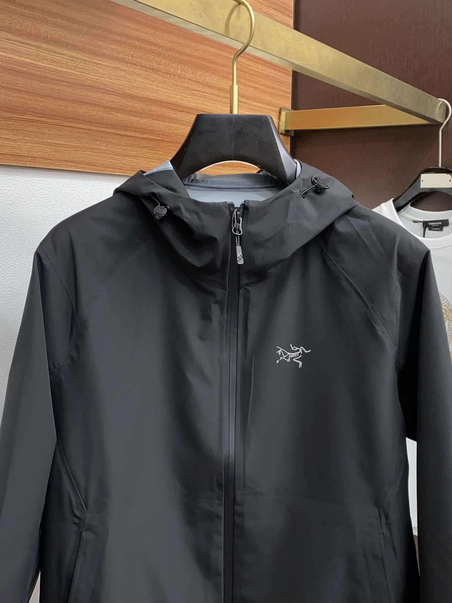 “ARCTERYX Spring 2025 Collection: Fashionable Hats, Coats, and Monuments with Original Soft-Shell Fabrics” - 图片 2
