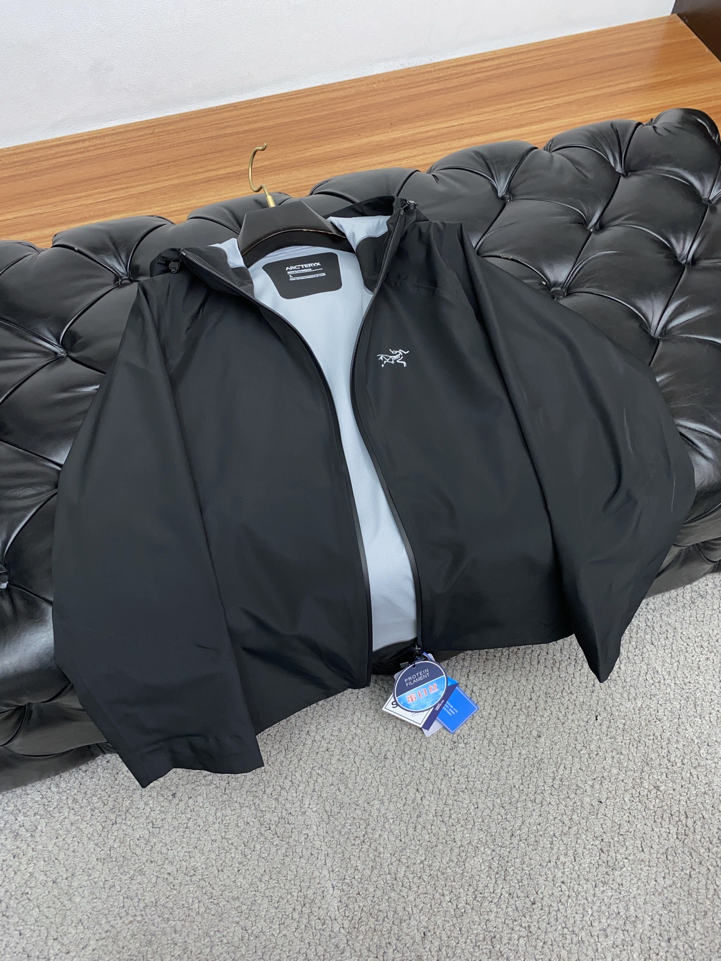 “ARCTERYX Spring 2025 Collection: Fashionable Hats, Coats, and Monuments with Original Soft-Shell Fabrics” - 图片 7