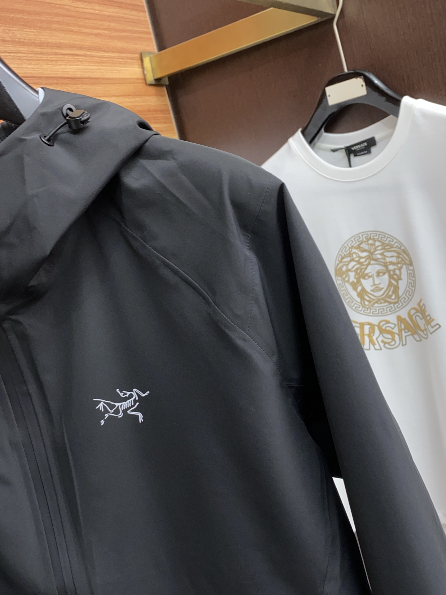 “ARCTERYX Spring 2025 Collection: Fashionable Hats, Coats, and Monuments with Original Soft-Shell Fabrics” - 图片 5