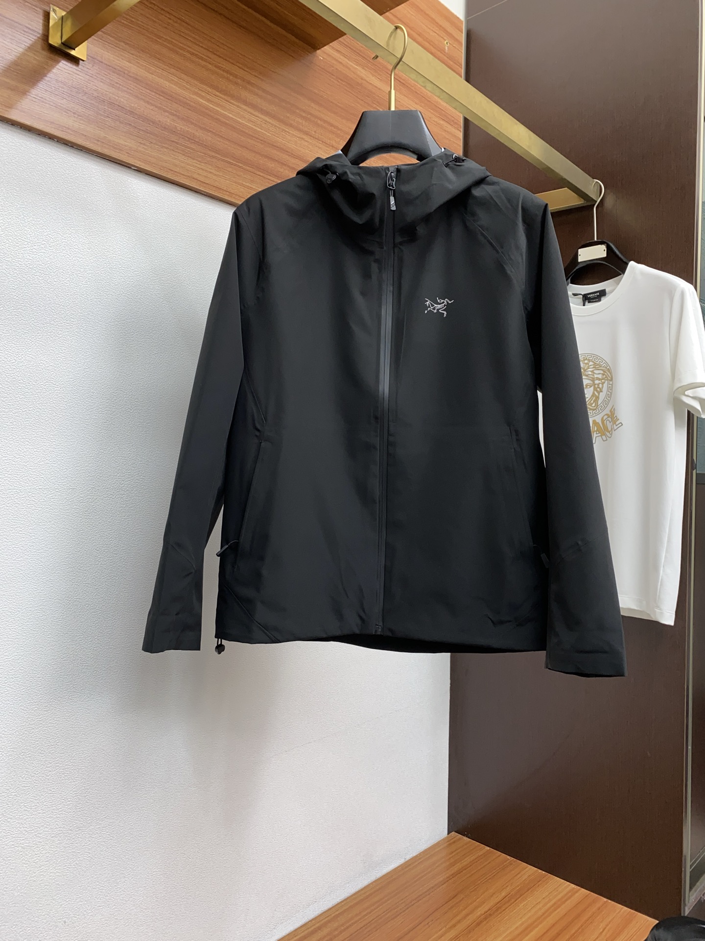 “ARCTERYX Spring 2025 Collection: Fashionable Hats, Coats, and Monuments with Original Soft-Shell Fabrics” - 图片 1