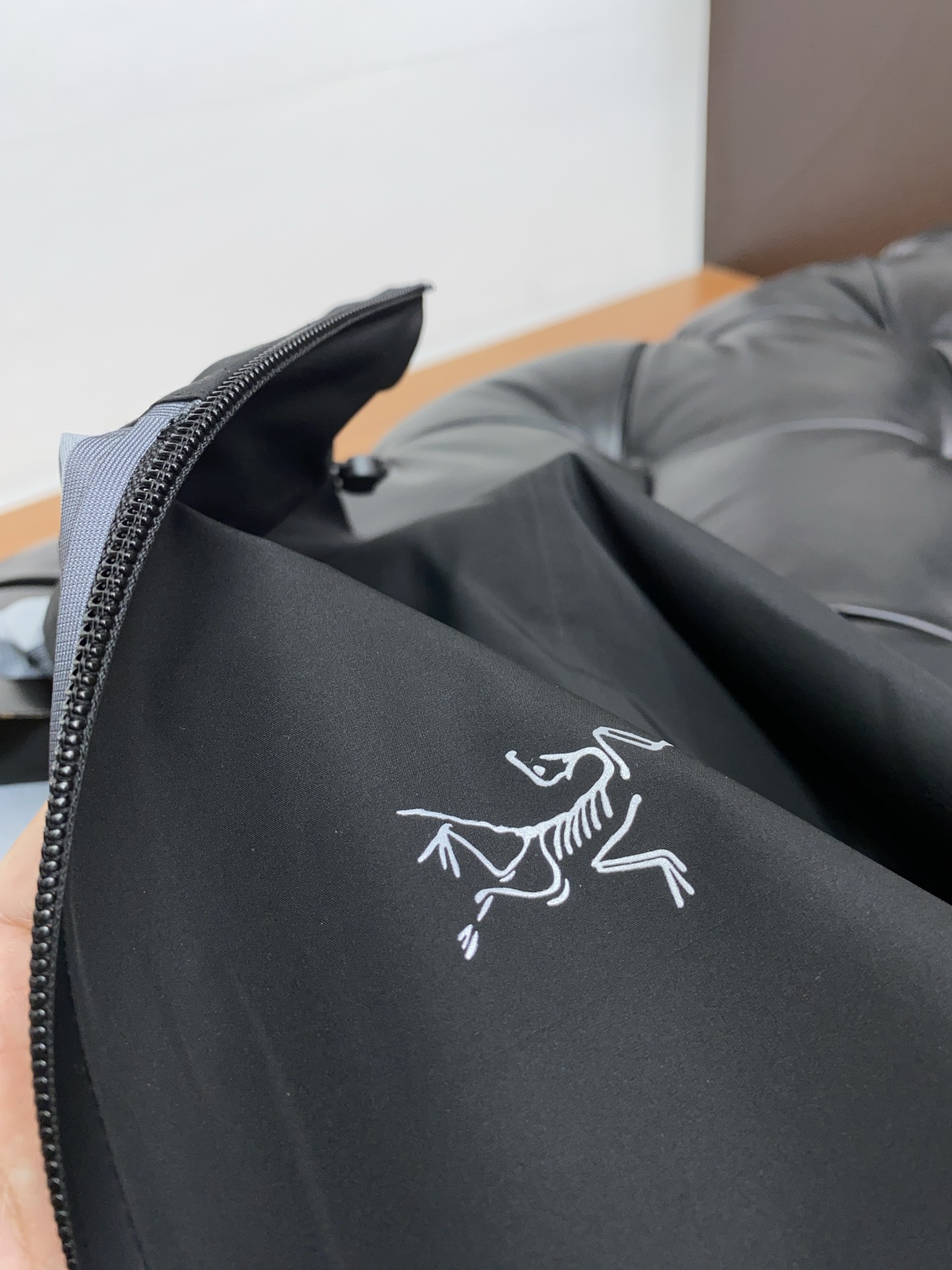 “ARCTERYX Spring 2025 Collection: Fashionable Hats, Coats, and Monuments with Original Soft-Shell Fabrics” - 图片 6