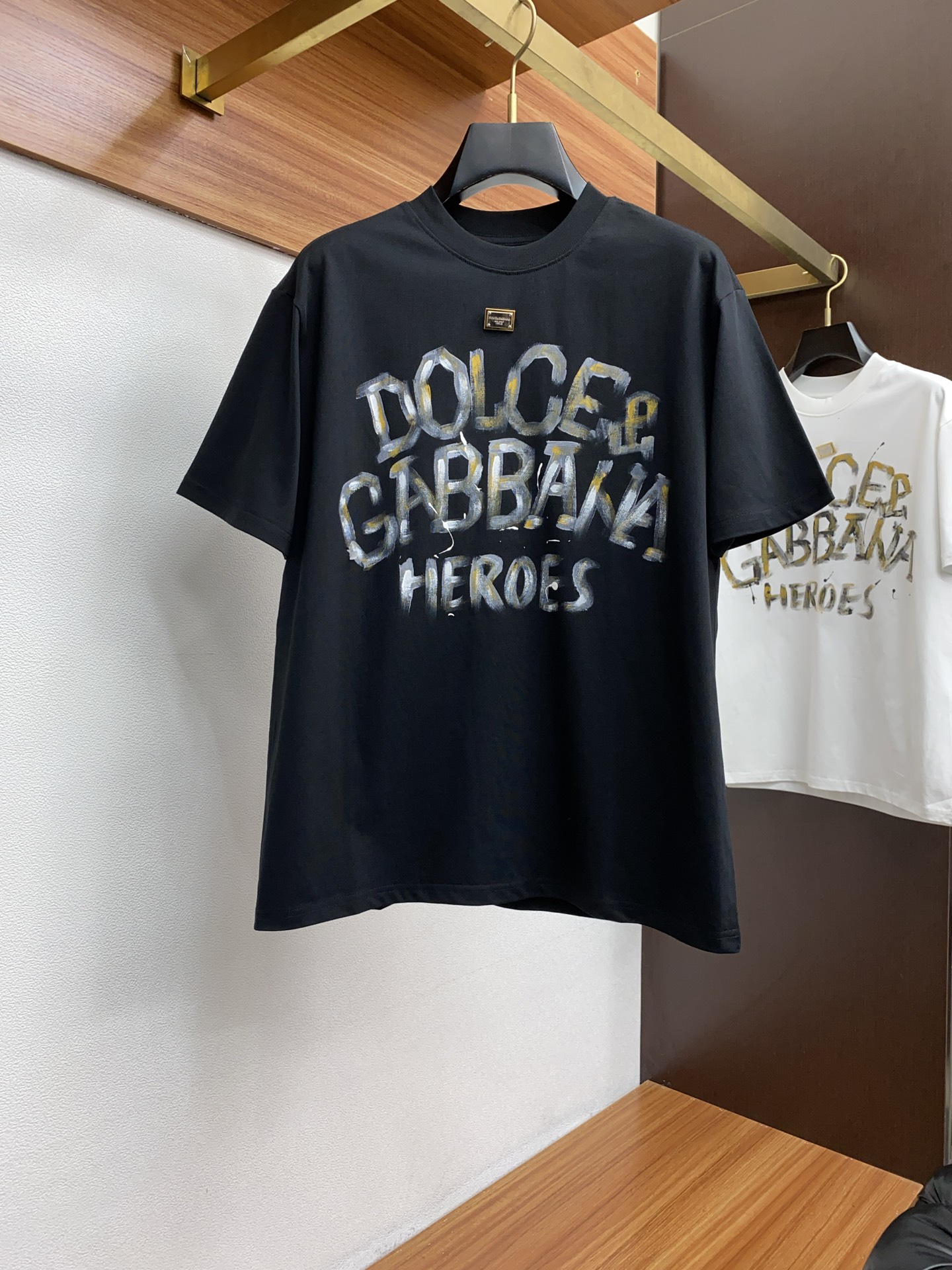 NO:135660,DG S-3xL Micro-Large Edition 2025ss Spring and Summer New Ss New Craft Logo High-quality Pure Cotton Wide Edition Round Neck Men's Short-Sleeve T-shirt, New Season New Series Cleverly Integrates Hand-drawn into the design, shaping a series of sports style items full of retro style. On this versatile T-shirt, pure manual hand-painted brand-inspired pattern is presented in the body of a dress, and each piece is embedded with the hard work of a hand-painted craftsman (I was very patient in learning for 3 years, I couldn't draw 3 clothes a day, and each piece is definitely unique and sincere) Pure hand-drawn pattern High-quality Soft feel Customized pure cotton fabric Fine workmanship, same style for men and women, Dolce & Gabbana, T-shirt,tees, t-shirt,alexander wang19860909DG S-3xL 微阔版 2025ss春夏新款 ss新工艺logo高品质纯棉质阔版圆领男士短袖T恤,新季新推系列将手绘巧妙融入设计,塑就一系列充满复古风情的运动风单品.在这款百搭T恤上,纯人工手绘 品牌意蕴的图案低调呈现于衣身,每一件衣服都嵌入了一个手绘匠人的心血（3年学艺上十分耐心,一天画不了3件衣服,每件衣服绝对都是独具匠心诚意满满）纯手绘图案 高品质 手感柔软 定制纯棉面料 做工精细 男女同款,,Dolce&Gabbana,T-shirt,tees，t-shirt,alexander wang,Men's clothing