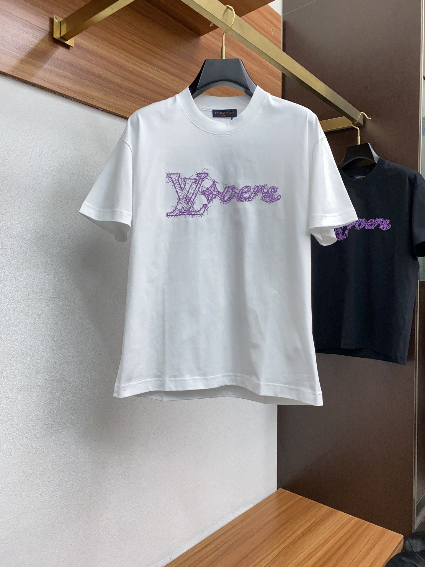 NO:142027,1v Louis Vuitton M-3xL Micro-Large Edition Ss New Craft Logo High-quality Pure Cotton Wide Edition Round Neck Men's Short-Sleeve T-shirt, New Season New Series Craftsmanship Integrate the logo into the design, shaping a series of sports style items full of retro style. On this versatile T-shirt, high craftsmanship embroidery, cuff piping complement each other. The original version is preferred to develop double-strand cotton plain fabric, with wide upper body and comfortable, and the outside and the inside are matched casually, louis vuitton, T-shirt,tees, t-shirt,alexander wang198609091v 路易威登 M-3xL 微阔版 ss新工艺logo高品质纯棉质阔版圆领男士短袖T恤,新季新推系列将标识巧妙融入设计,塑就一系列充满复古风情的运动风单品.在这款百搭T恤上高工艺刺绣 袖口滚边相得益彰.优选特定原版开发双股精棉平纹面料,上身挺阔舒适度佳,外穿内搭随意搭配,,louis vuitton,T-shirt,tees，t-shirt,alexander wang,Men's clothing