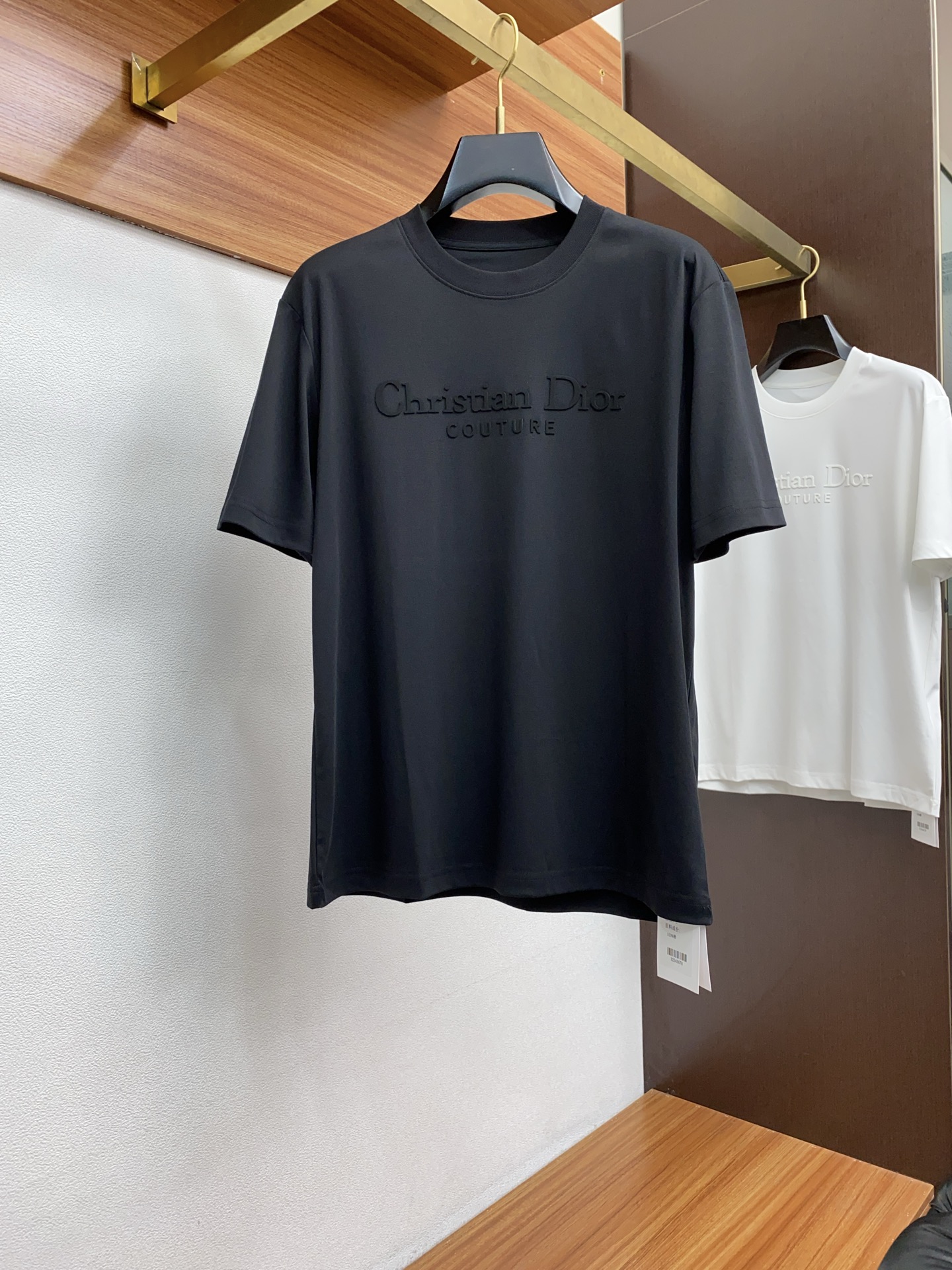 NO:135675,Dior Code M-3xL wide version 25FW new product is available for sale for casual men's short-sleeved T-sleeved using liquid ammonia double-sided hot fabric!  Exclusive custom fabric!  The fabric is very cotton-like and the upper body is super comfortable!  Solid material combed long wool cotton, woven with high-end jacquard machine and then treated with advanced liquid ammonia. What is liquid ammonia?  The whole machine is as high as 50 million after a liquid ammonia fabric, and the threshold is quite high!  Only a handful of first-tier groups in China have a liquid ammonia back-end machine. 1. The fabric treated with liquid ammonia will feel smoother because liquid ammonia has strong corrosion properties, which can burn the wool balls on the surface of the fabric! 2. The fiber toughness of the fabric treated with liquid ammonia can be greatly improved, which can effectively improve the wear resistance of the fabric and improve the wear life! 3. The fabric treated with liquid ammonia will change the overall structure of the fibers and the wrinkle resistance is also improved, so that the fabric that was originally very easy to wrinkle will not wrinkle now!  48-56,,dior,T-shirt,alexander wang19860909迪奥 码数M-3xL 阔版 25FW新品发售休闲男士短袖T袖 采用 液氨双面爆款面料！独家定织面料！面料棉感十足,上身超级舒服！扎实用料精梳长绒棉,用高端提花机织造再经过先进的液氨处理.什么是液氨？一台液氨面料后整机器就高达5000万,门槛相当高！国内只有屈指可数的几个一线集团才拥有液氨后整机.1.经过液态氨处理的面料手感会更加顺滑,因为液态氨具有很强的腐蚀性能,可以使面料表面的毛球灼烧掉!2.经过液态氨处理面料纤维韧性得到大幅度提升,可以有效提升面料的耐磨性能,使穿着寿命得到提升!3.经过液态氨处理的面料,纤维整体结构发生变,抗皱性能也得到提升,使原来很容易变皱的面料现在不会变皱！48-56,,dior,T-shirt,alexander wang,Men's clothing