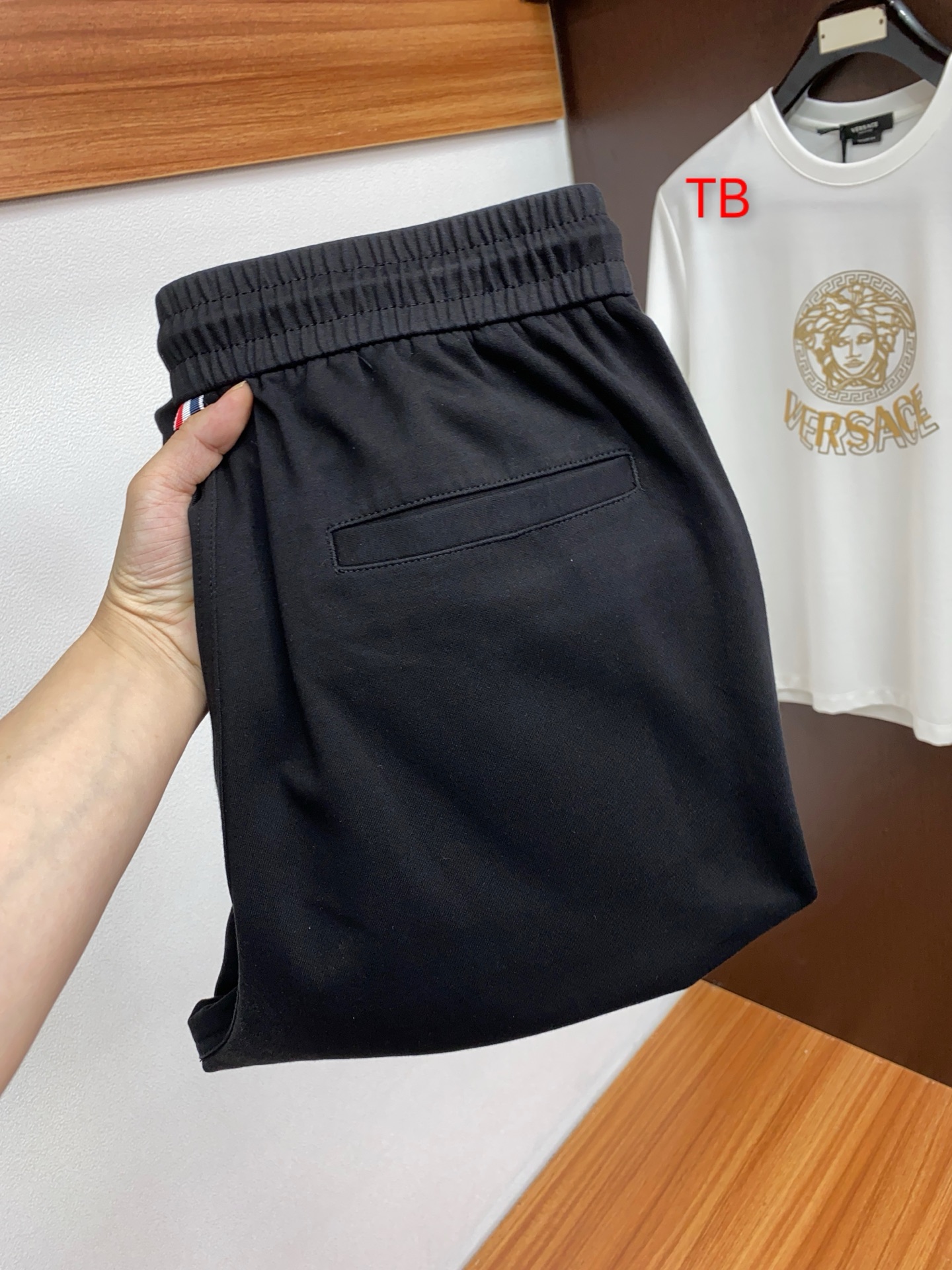 NO:135692,TB new product 2025ss spring and summer new product men's straight-leg casual pants, foreign trade company channels, OEM products, pure original nature!  !  Stylish three-dimensional cutting, slightly elastic, soft and comfortable!  The original OEM production is produced through the original OEM channel. It is not only full of details, but also very practical. The customized original logo is fully covered with edges, the workmanship details are impeccable, the details are exquisite and exquisite, the auxiliary materials are all customized, the wiring is covered with edges and other craftsmanship details are excellent, and the upper body effect is not tight, and the straight-leg pants show confidence and temperament!  Code number M-4XL, alexander wang19860909TB 新品2025ss春夏新品男士直筒休闲裤,外贸公司渠道,代工出品,纯原性质！！时尚的三维裁剪,微弹柔软舒适！原单代工厂渠道出品,不但细节感满满,同时也极具实用性,定制原版logo~内里全包边,做工细节无可挑剔,细节工艺精湛考究,辅料全系客供定制,走线包边等工艺细节极为精良,上身效果不紧绷极佳,彰显自信气质的直筒裤！ 码数M-4XL,,alexander wang,Men's clothing