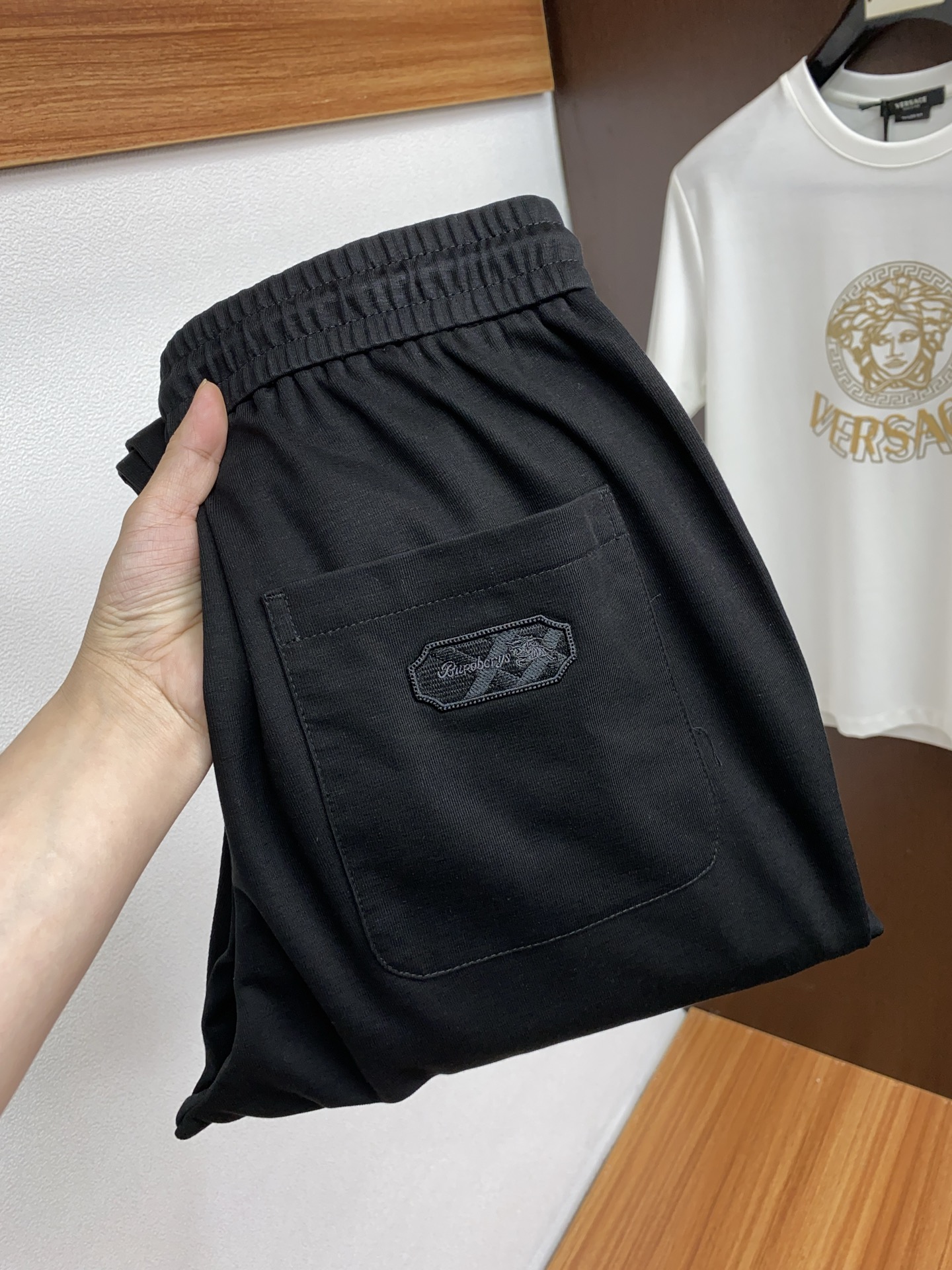 NO:135690,Burberry's new product 2025ss spring and summer new product men's straight casual pants, foreign trade company channels, OEM products, pure original nature!  !  Stylish three-dimensional cutting, slightly elastic, soft and comfortable!  The original OEM production is produced through the original OEM channel. It is not only full of details, but also very practical. The customized original logo is fully covered with edges, the workmanship is impeccable, the details are exquisite and exquisite, the auxiliary materials are all customized, the wiring is covered with edges and other craftsmanship details are excellent, the upper body effect is not tight, and the straight-leg pants show confidence temperament!  Code number M-4XL, burberry, alexander wang19860909巴宝莉 新品2025ss春夏新品男士直筒休闲裤,外贸公司渠道,代工出品,纯原性质！！时尚的三维裁剪,微弹柔软舒适！原单代工厂渠道出品,不但细节感满满,同时也极具实用性,定制原版logo~内里全包边,做工细节无可挑剔,细节工艺精湛考究,辅料全系客供定制,走线包边等工艺细节极为精良,上身效果不紧绷极佳,彰显自信气质的直筒裤！ 码数M-4XL,,burberry,alexander wang,Men's clothing