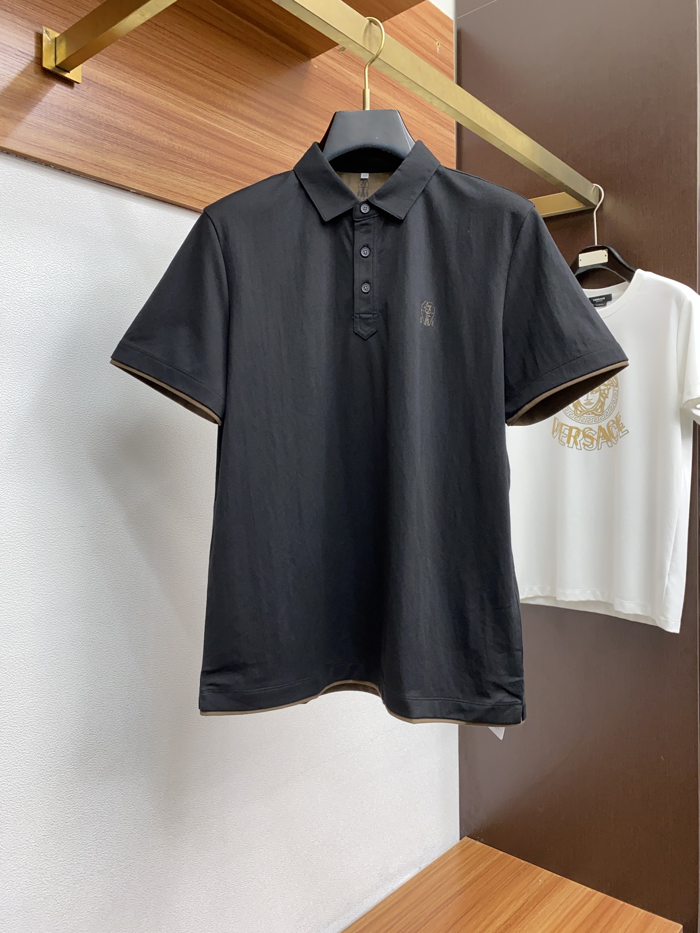 NO:599550,BC 2025 new men's lapel POLO shirt with short sleeves. Imported cotton and linen fabrics. The fabric has been garment-dyed to create an elegant texture. Original customization. Imported yarn dyeing. Integrated neckline.  The classic design softens the inherent sportiness of the clothes. The versatile style makes it very suitable for single wear, and all accessories are provided by customers. Made of customer-supplied yarn, the thickness is the same as that of regular beading, which is cool and breathable, skin-friendly and delicate, not sweaty, and super comfortable. The solid color design is overall stylish and suitable for leisure and business!  Size M-3XL (48-56), T-shirt, alexander wang19860909BC 2025新款男士翻领POLO衫短袖 进口棉麻面料呈现 面料经过成衣染色,营造出优雅纹理,原版定制 进口纱线色染 一体领口 设l经典让衣服与生俱有的运动气息得以柔和.百搭风范令其非常适合单穿,所有辅料全部客供.客供纱制作,厚度和常规珠地一样,凉爽透气,亲肤细腻不闷汗,超级舒服.纯色设计款,整体就是大气时尚,休闲商务都即可！ 码数M-3XL（48-56）,,T-shirt,alexander wang,Men's clothing