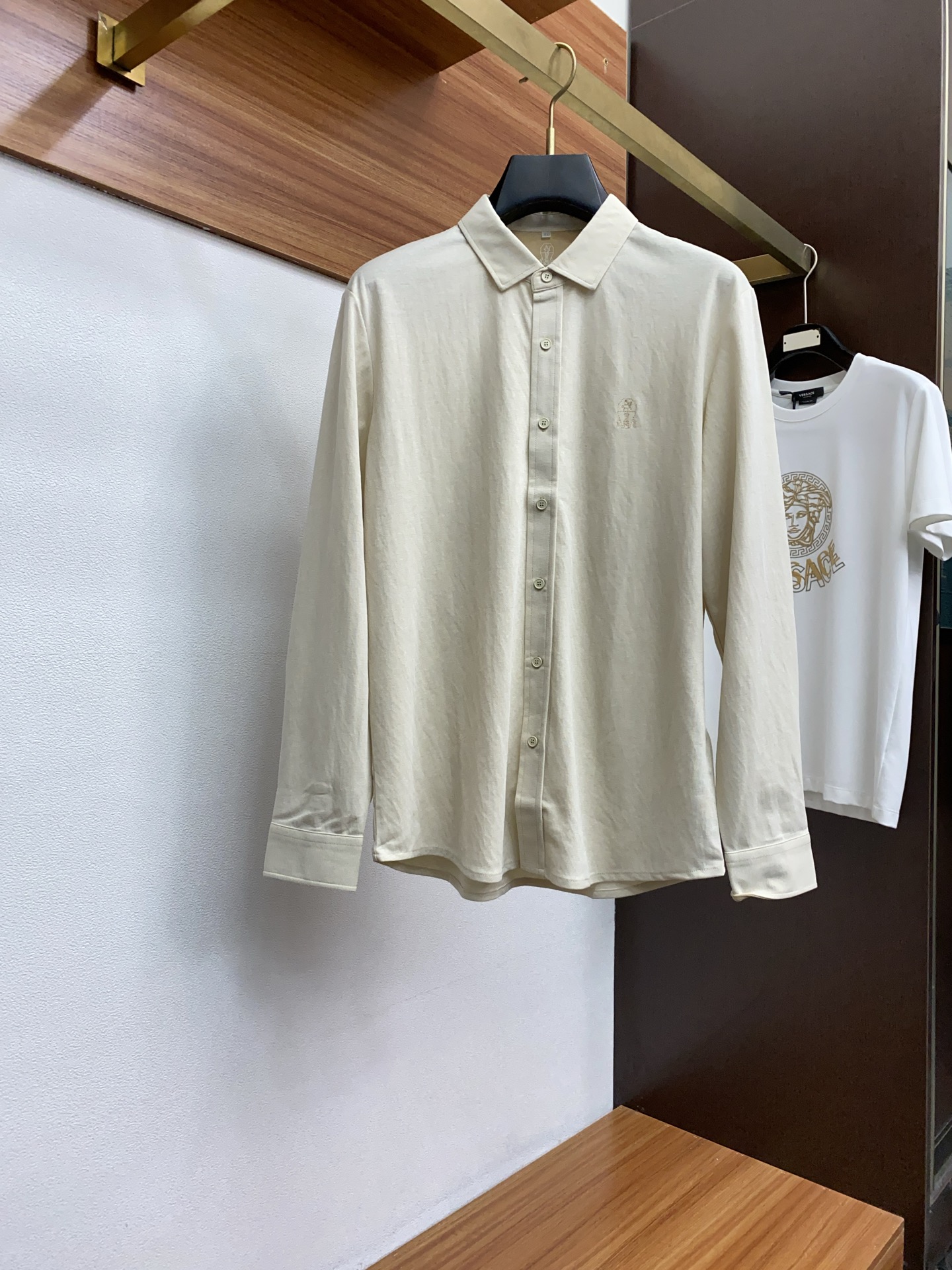 NO:599553,BC 2025 new men's lapel long-sleeved shirt is presented in imported cotton and linen fabrics. The fabric has been garment-dyed to create an elegant texture. The original custom-made imported yarn dyeing has an integrated neckline. The classic design softens the inherent sports atmosphere of the clothes. The versatile style makes it very suitable for single wear. All accessories are provided by customers. Made of customer-supplied yarn, the thickness is light and comfortable. Cool and breathable, skin-friendly and delicate, not sweaty, super comfortable. Solid color design, overall stylish, suitable for leisure and business!  Size M-3XL (48-56), shirts, alexander wang19860909BC 2025新款男士翻领长袖衬衫 进口棉麻面料呈现 面料经过成衣染色,营造出优雅纹理,原版定制 进口纱线色染 一体领口 设l经典让衣服与生俱有的运动气息得以柔和.百搭风范令其非常适合单穿,所有辅料全部客供.客供纱制作,厚度轻薄舒适 凉爽透气,亲肤细腻不闷汗,超级舒服.纯色设计款,整体就是大气时尚,休闲商务都即可！ 码数M-3XL（48-56）,,shirts,alexander wang,Men's clothing