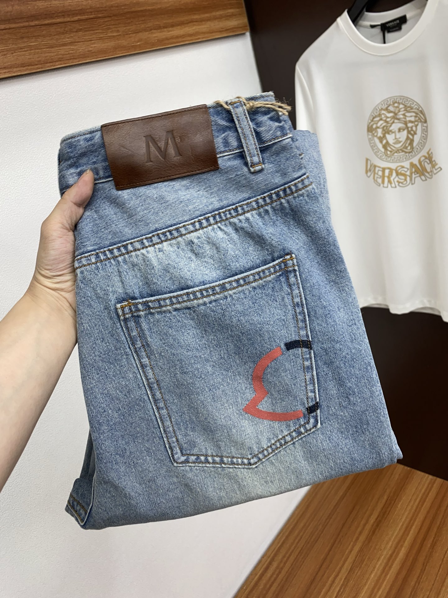 NO:135707,25 men's straight-tube old Qianfeng floor mopping jeans original factory original cloth original washing water!  Imported original washing elastic fabrics, complex handicrafts superimposed, any washing step will become a completely different color effect after a few more seconds, so it is more precious, especially long-lasting and odor-resistant... Use the best tannin elastic texture, genuine leather leather cards, high-quality metal accessories... to create a unique and original jeans style!  Original hardware accessories, super positive style, comfortable and breathable, extremely high grade, counter quality, and handsome upper body. Number of 30-38 No 35 37, Moncler, jeans, alexander wang19860909蒙口 25男士直筒老钱风拖地牛仔裤原厂原布原洗水！进口原版水洗弹力面料,复杂的手工艺叠加,任何一个洗水环节多停留几秒都会变成完全不一样的颜色效果,所以越加珍贵,特别持久、耐味…… 选用上乘的丹宁弹力质感,真皮皮牌、高定的金属辅料……打造出独特及原创的牛仔裤款型！原版五金辅料,版型超正,舒适透气,档次极高,专柜品质,上身帅气十足. 码数30-38 无35 37,,Moncler,jeans,alexander wang,Men's clothing