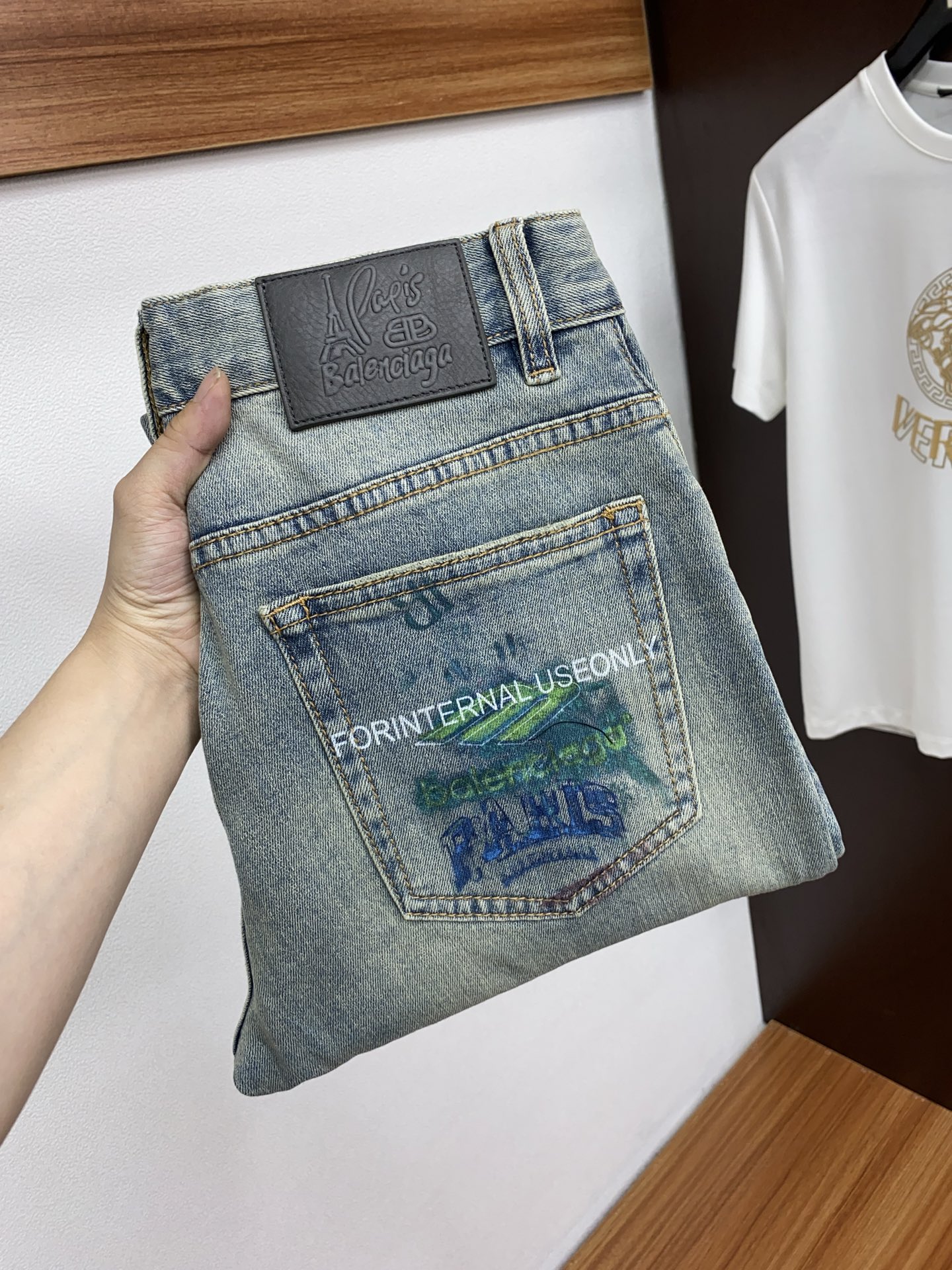 NO:135709,Balenciaga 25 men's jeans original original cloth original wash water!  Imported original wash elastic fabrics, complex handicrafts superimposed, any wash process will become a completely different color effect after a few more seconds, so it is more precious, especially long-lasting and odor-resistant... Use the best tannin elastic texture, genuine leather leather cards, high-quality metal accessories... to create a unique and original jeans style!  Original hardware accessories, super positive style, comfortable and breathable, extremely high grade, counter quality, and handsome upper body. Number of 28/29/30/31/32/33/34/35/36/38 No 37,,balenciaga,jeans,alexander wang19860909巴黎世家 25男士牛仔裤原厂原布原洗水！进口原版水洗弹力面料,复杂的手工艺叠加,任何一个洗水环节多停留几秒都会变成完全不一样的颜色效果,所以越加珍贵,特别持久、耐味…… 选用上乘的丹宁弹力质感,真皮皮牌、高定的金属辅料……打造出独特及原创的牛仔裤款型！原版五金辅料,版型超正,舒适透气,档次极高,专柜品质,上身帅气十足. 码数28/29/30/31/32/33/34/35/36/38 无37,,balenciaga,jeans,alexander wang,Men's clothing