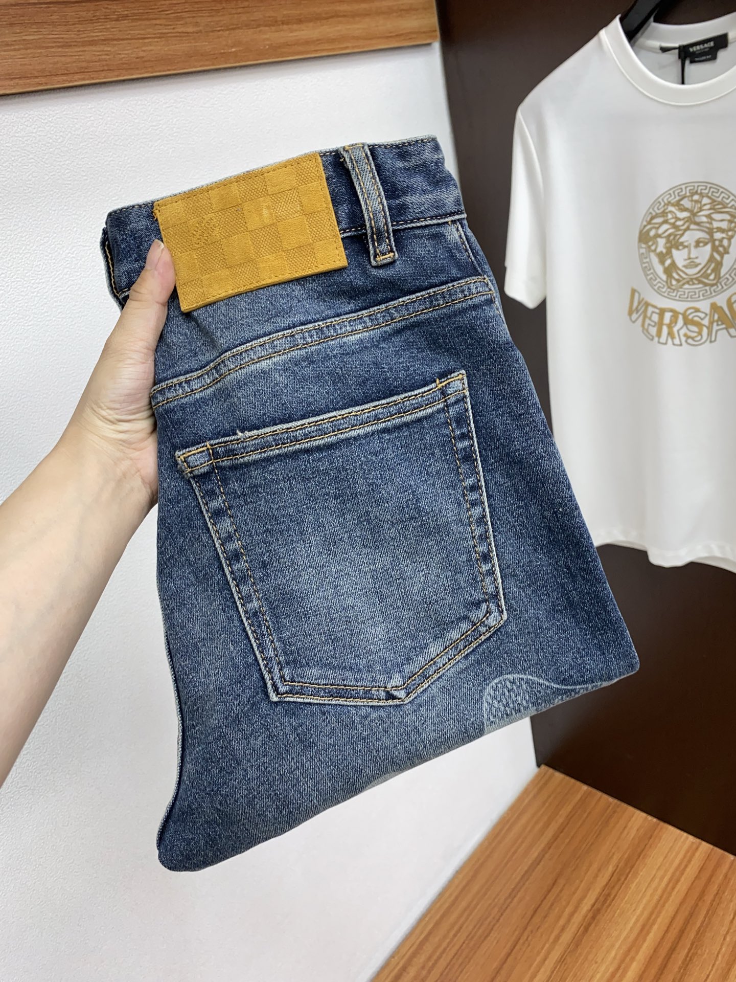 NO:135711,1v Louis Vuitton 25 men's jeans original original cloth original wash water!  Imported original wash elastic fabrics, complex handicrafts superimposed, any wash process will become a completely different color effect after a few more seconds, so it is more precious, especially long-lasting and odor-resistant... Use the best tannin elastic texture, genuine leather leather cards, high-quality metal accessories... to create a unique and original jeans style!  Original hardware accessories, super positive style, comfortable and breathable, extremely high grade, counter quality, and handsome upper body. Number of codes 28/29/30/31/32/33/34/35/36/38 No 37,,louis vuitton,jeans,alexander wang198609091v路易威登 25男士牛仔裤原厂原布原洗水！进口原版水洗弹力面料,复杂的手工艺叠加,任何一个洗水环节多停留几秒都会变成完全不一样的颜色效果,所以越加珍贵,特别持久、耐味…… 选用上乘的丹宁弹力质感,真皮皮牌、高定的金属辅料……打造出独特及原创的牛仔裤款型！原版五金辅料,版型超正,舒适透气,档次极高,专柜品质,上身帅气十足. 码数28/29/30/31/32/33/34/35/36/38 无37,,louis vuitton,jeans,alexander wang,Men's clothing