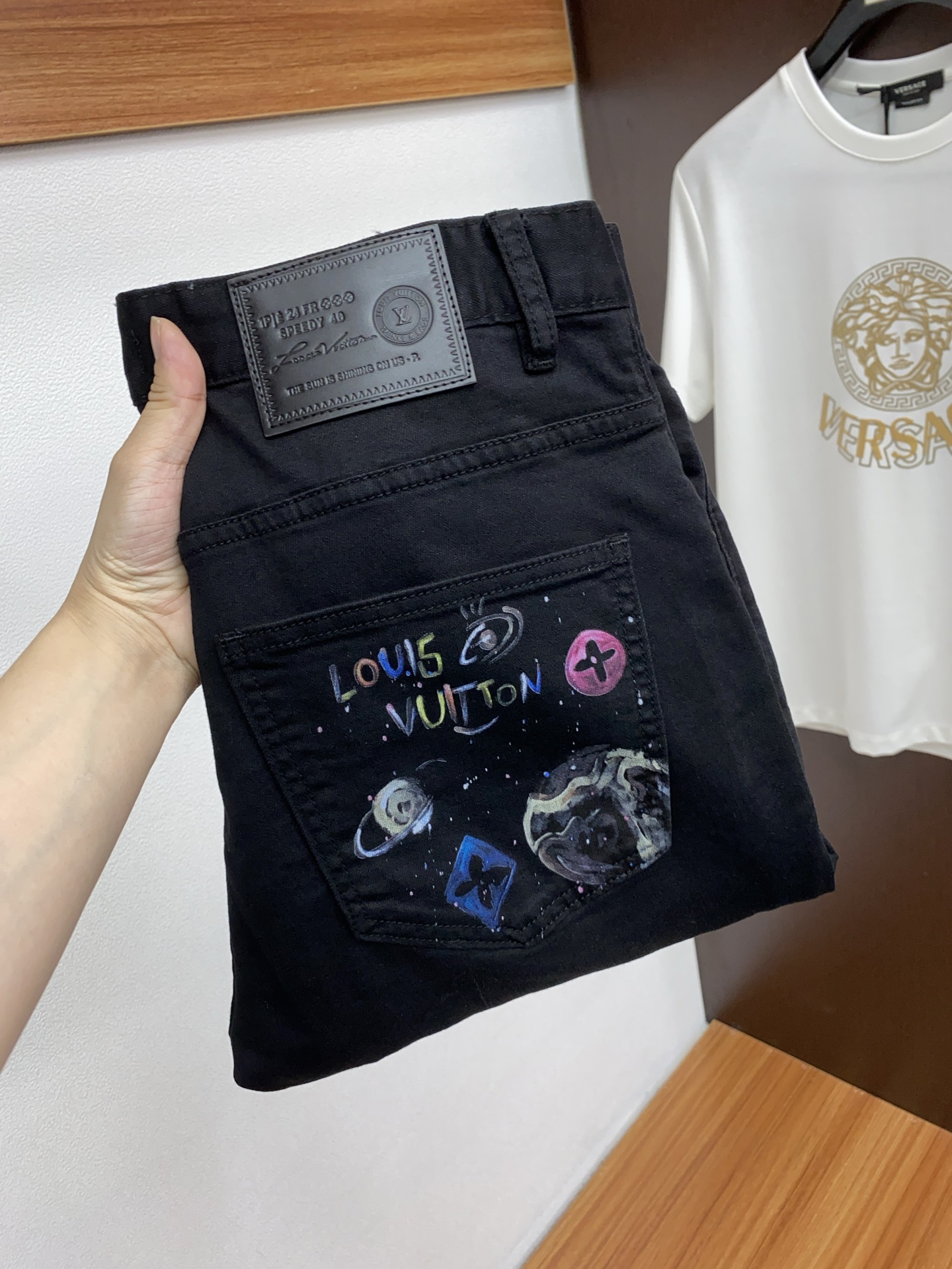 NO:135715,1v Louis Vuitton 25 men's jeans original original cloth original wash water!  Imported original washing elastic fabrics, complex handicrafts superimposed, any washing step will become a completely different color effect after a few more seconds, so it is more precious, especially long-lasting and odor-resistant... Use the best tannin elastic texture, genuine leather leather cards, high-quality metal accessories... to create a unique and original jeans style!  Original hardware accessories, super positive style, comfortable and breathable, extremely high grade, counter quality, and handsome upper body. Number of codes 28/29/30/31/32/33/34/35/36/38 No 37,,louis vuitton,jeans,alexander wang198609091v 路易威登 25男士牛仔裤原厂原布原洗水！进口原版水洗弹力面料,复杂的手工艺叠加,任何一个洗水环节多停留几秒都会变成完全不一样的颜色效果,所以越加珍贵,特别持久、耐味…… 选用上乘的丹宁弹力质感,真皮皮牌、高定的金属辅料……打造出独特及原创的牛仔裤款型！原版五金辅料,版型超正,舒适透气,档次极高,专柜品质,上身帅气十足. 码数28/29/30/31/32/33/34/35/36/38 无37,,louis vuitton,jeans,alexander wang,Men's clothing