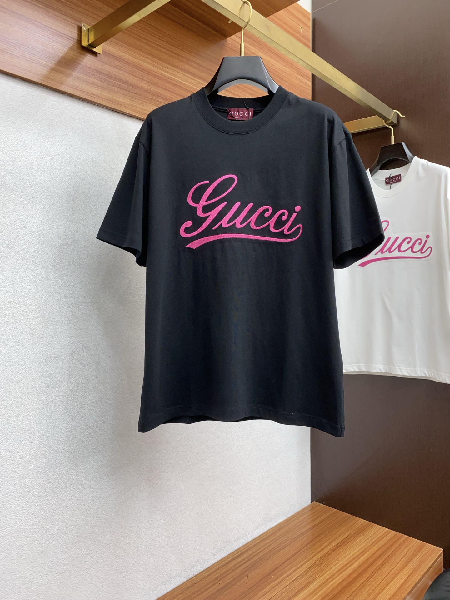 NO:135669,Guqi 2025 new original single men's casual wide version short-sleeved T-shirt!  High-end customization, high-end version, fashionable and versatile, loose version, original imported double-strand pure cotton fabric, threaded cuffs. Necklace hem, super soft and delicate, skin-friendly and comfortable to wear, high-end boutique, OEM, fine-made top body, very good, men's essential items, three-standard size, size xs-xL maximum size can be worn about 200 catties,, T-shirt,tees, t-shirt, alexander wang19860909古奇 2025新款原单男士休闲阔版短袖T恤！高端定制 高版本 时尚百搭爆款 宽松版 原版进口双股纯棉面料 螺纹袖口.领口衣摆 手感超柔软细腻 穿着亲肤舒适 高端精品 代工厂精细做上身非常赞 男士必备单品 三标齐全 尺码xs-xL最大码可穿200斤左右,,T-shirt,tees，t-shirt,alexander wang,Men's clothing