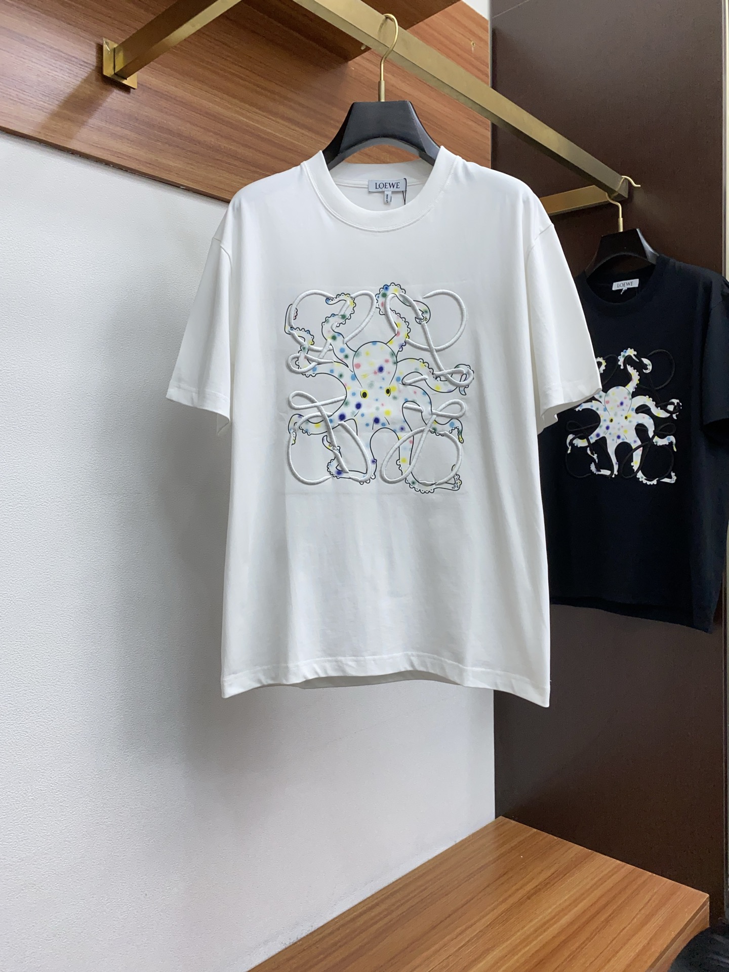 NO:142025,Luo Yiwei 2025 new original single men's casual wide version short-sleeved T-shirt!  High-end customization, high-end version, fashionable and versatile, loose version, original imported double-strand pure cotton fabric, threaded cuffs. Necklace hem, super soft and delicate, skin-friendly and comfortable to wear, high-end boutique, OEM factory made the top body very good, men's essential items, three-standard size, size xs-xL maximum size can be worn about 200 catties, loewe, T-shirt,tees, t-shirt,alexander wang19860909罗意威 2025新款原单男士休闲阔版短袖T恤！高端定制 高版本 时尚百搭爆款 宽松版 原版进口双股纯棉面料 螺纹袖口.领口衣摆 手感超柔软细腻 穿着亲肤舒适 高端精品 代工厂精细做上身非常赞 男士必备单品 三标齐全 尺码xs-xL最大码可穿200斤左右,,loewe,T-shirt,tees，t-shirt,alexander wang,Men's clothing