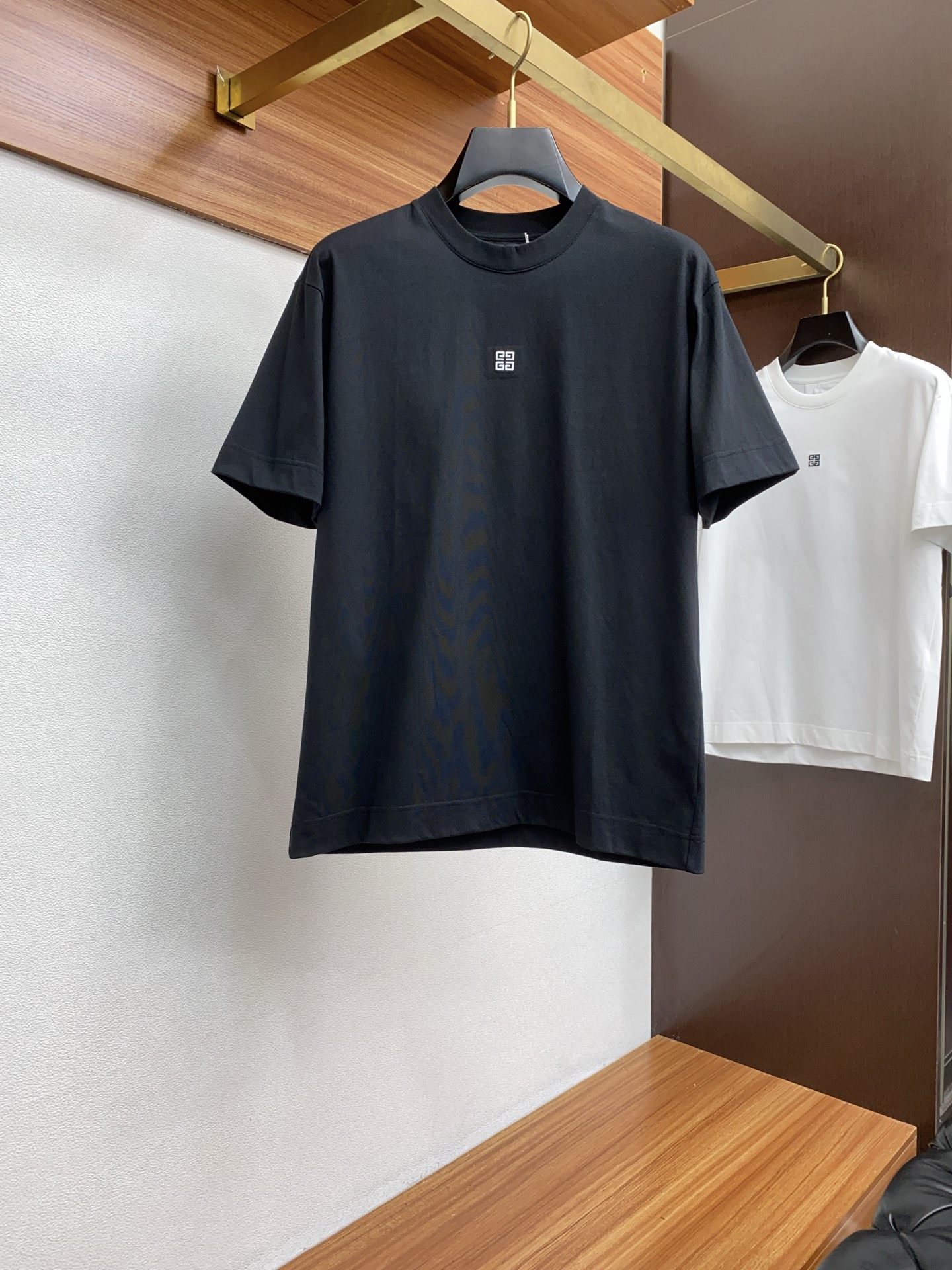 NO:135666,Givenchy 2025 new original single men's casual wide version short-sleeved T-shirt!  High-end customization, high-end version, fashionable and versatile, loose version, original imported double-strand pure cotton fabric, threaded cuffs. Necklace hem, super soft and delicate, skin-friendly and comfortable to wear, high-end boutique, OEM, fine-made top body, very good, men's essential items, three-standard size, size xs-xL maximum size can be worn about 200 catties, given, T-shirt, tees, t-shirt, alexander wang19860909纪梵希 2025新款原单男士休闲阔版短袖T恤！高端定制 高版本 时尚百搭爆款 宽松版 原版进口双股纯棉面料 螺纹袖口.领口衣摆 手感超柔软细腻 穿着亲肤舒适 高端精品 代工厂精细做上身非常赞 男士必备单品 三标齐全 尺码xs-xL最大码可穿200斤左右,,givenchy,T-shirt,tees，t-shirt,alexander wang,Men's clothing