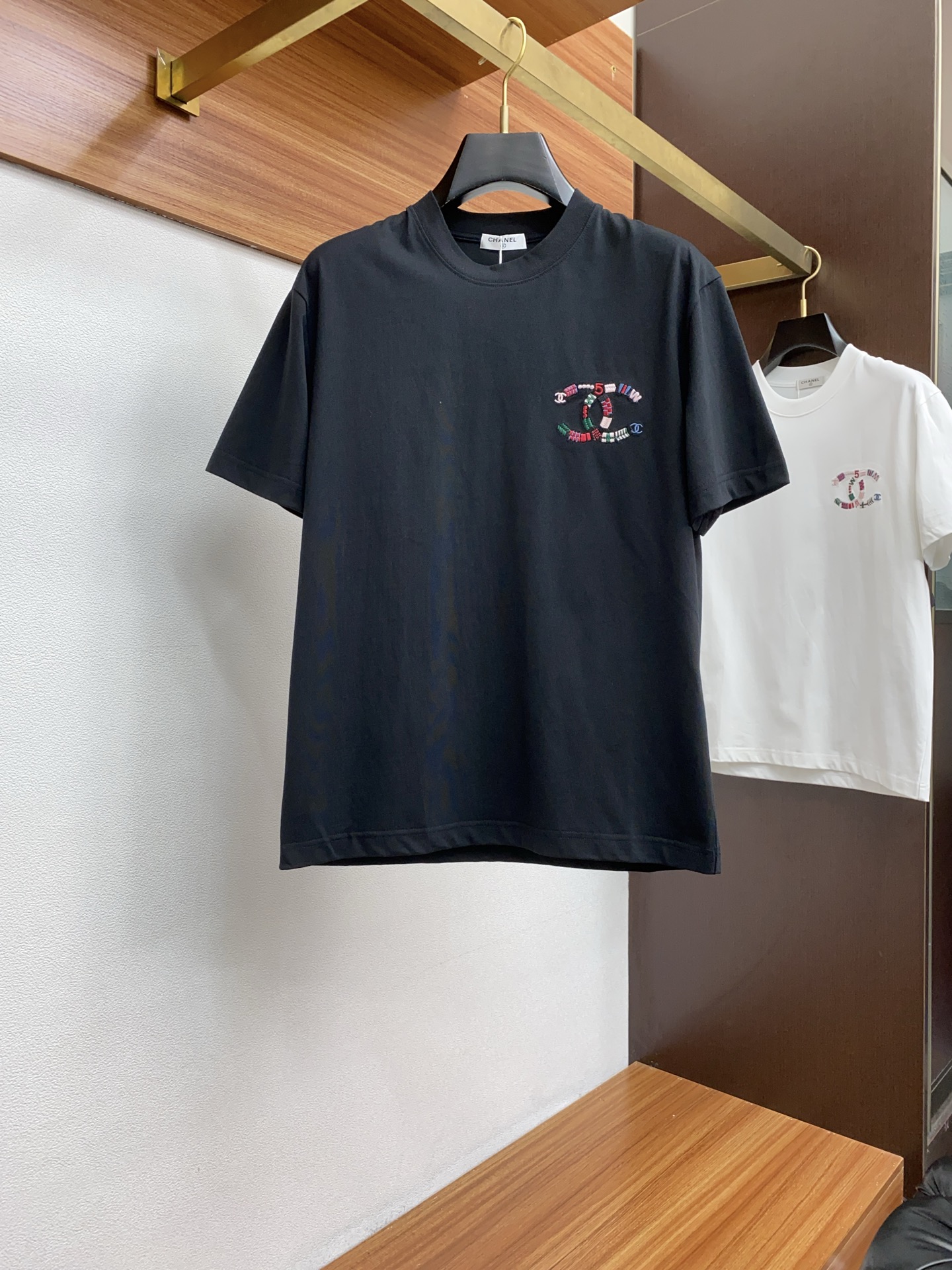 NO:135663,Chanel 2025 new original single men's casual wide version short-sleeved T-shirt!  High-end customization, high-end version, fashionable and versatile, loose version, original imported double-strand pure cotton fabric, threaded cuffs, neckline hem, super soft and delicate, skin-friendly and comfortable to wear, high-end boutique, OEM, fine-made top body, very good, men's essential items, three-standard size, size xs-xL maximum size can be worn about 200 catties, chanel, T-shirt, tees, t-shirt, alexander wang19860909香奈儿 2025新款原单男士休闲阔版短袖T恤！高端定制 高版本 时尚百搭爆款 宽松版 原版进口双股纯棉面料 螺纹袖口.领口衣摆 手感超柔软细腻 穿着亲肤舒适 高端精品 代工厂精细做上身非常赞 男士必备单品 三标齐全 尺码xs-xL最大码可穿200斤左右,,chanel,T-shirt,tees，t-shirt,alexander wang,Men's clothing