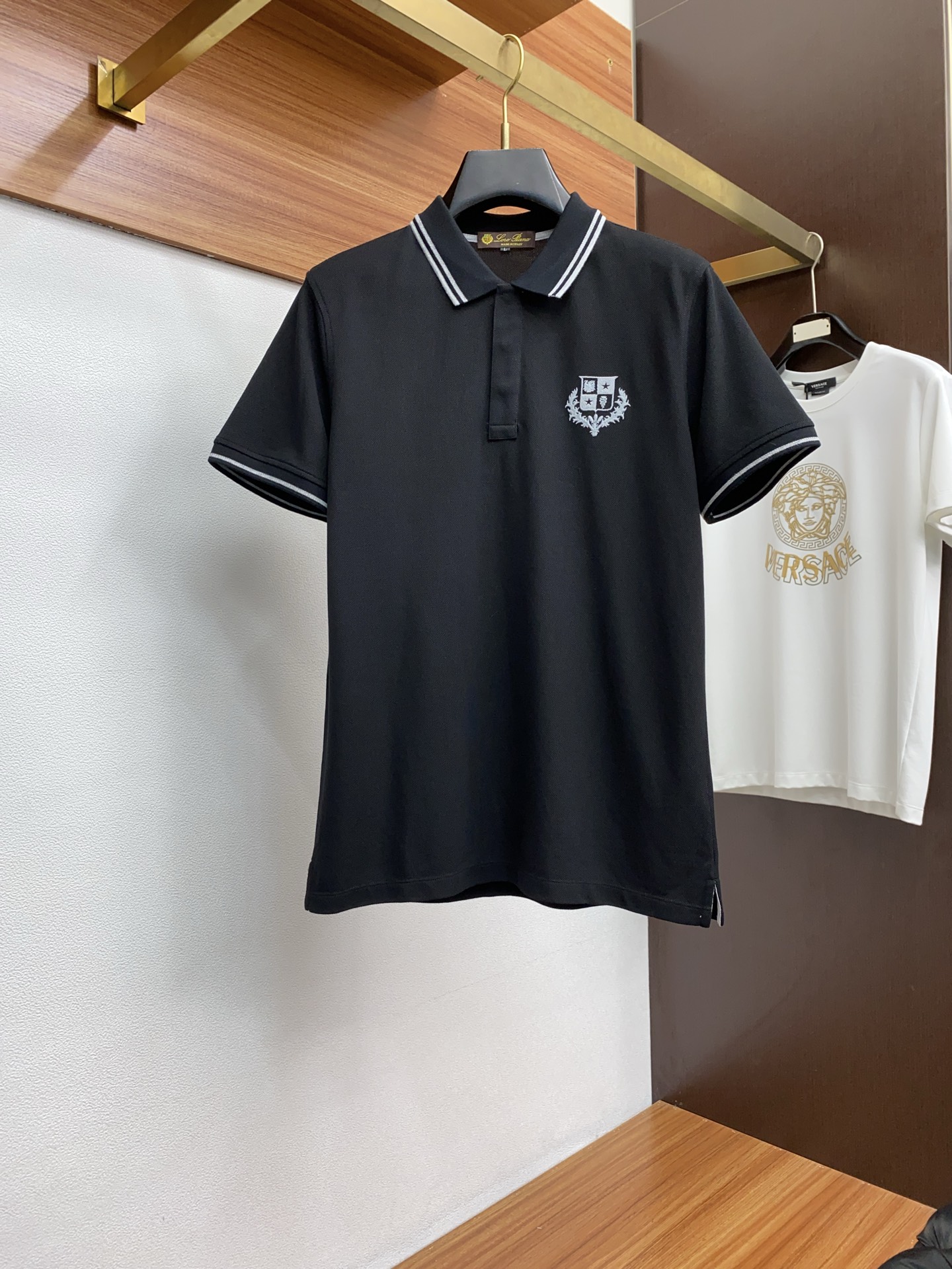 NO:135697,LP Nouyou Pianya Spring and summer new Polo shirt, fixed woven honeycomb bead floor fabric, the fabric has unique texture and aesthetics, fluffy and elastic structure, soft and skin-friendly, and strong moisture-absorbing and breathable. The chest seductive letter pattern, fixed woven embroidered ribbed and chest logo perfectly match the color, the classic style is more youthful and fashionable Size M-3xl,,loro piano,alexander wang19860909LP 诺悠翩雅 春夏新款Polo衫,定织蜂巢珠地面料,面料具有独特纹理与美观性,结构蓬松有弹性,柔软亲肤,吸湿透气性强.胸前精工字母图案,定织绣口罗纹与胸前logo完美对色,经典款式更加年轻时尚 尺码M-3xl,,loro piana,alexander wang,Men's clothing