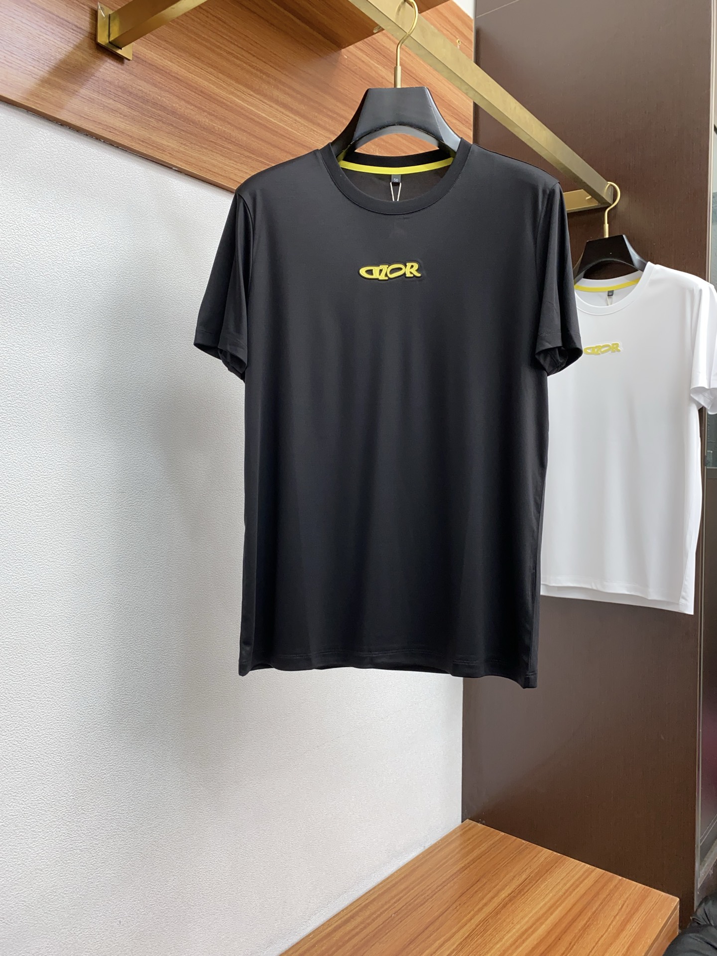 NO:135683,Dior new round neck T-shirt, fixed-woven sky cotton (56.2 Smurf Modal 20 Days Wire 20 Horse Cotton 3.8 Mulberry Silk) fabric is soft and comfortable, skin-friendly and low-sensitive, good breathability, wrinkle-resistant and easy to handle, silky and textured. New spring and summer fabrics favored by high-end brands. The chest logo adopts three-dimensional glue-drop process, simple and bright. Color white, black Size M-3xl,,dior,tees, t-shirt,alexander wang19860909迪奥 新款圆领T恤,定织天空棉（56.2蓝精莫代尔 20天丝 20 匹马棉 3.8桑蚕丝）面料柔软舒适,亲肤低敏,透气性好,抗皱易打理,丝滑有质感.高端品牌青睐的春夏新品面料.胸前logo采用立体滴胶工艺,简洁明快.颜色白色,黑色 尺码M-3xl,,dior,tees，t-shirt,alexander wang,Men's clothing