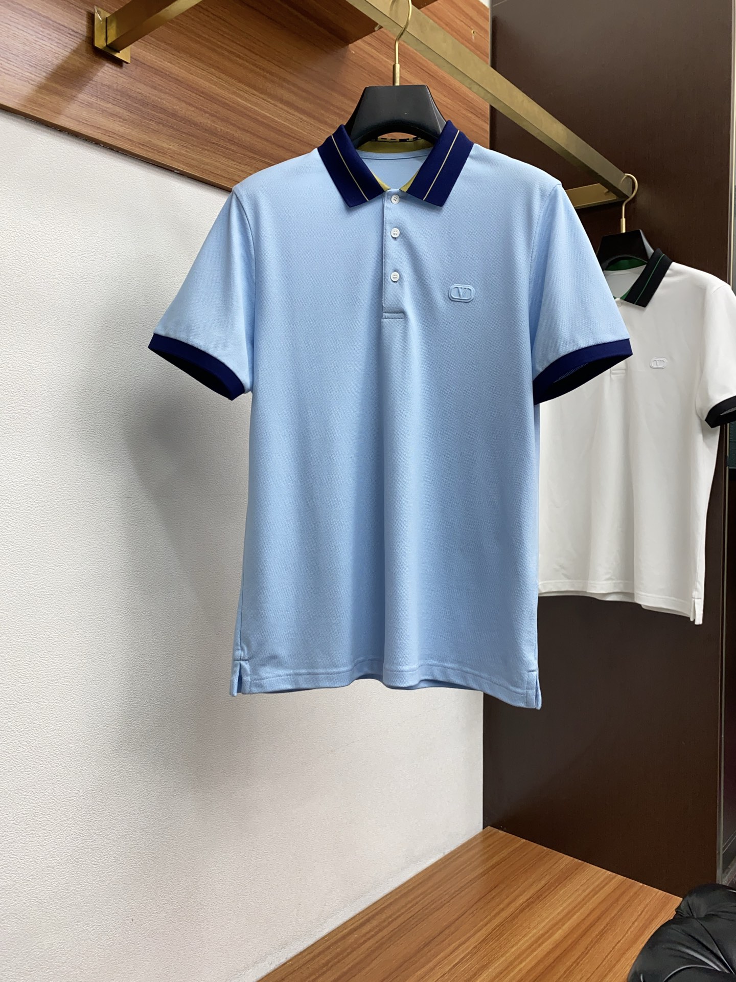 NO:135699,VT 2025 new men's lapel POLO shirt short sleeves are presented. The light and soft fabric is dyed with ready-to-wear to create an elegant texture. Original customization, imported yarn color dyed, customized rib collar, customized contrasting ribs. Classic makes the clothes softer with the inherent sporty atmosphere. The versatile style makes it very suitable for single wear, and all auxiliary materials are all customer-supplied. The thickness is the same as that of conventional beads, which is cool and breathable, skin-friendly and delicate, not sweaty, and is super comfortable. The solid color design style is atmospheric and fashionable overall, and it is just casual and business-friendly!  Code number L-4xL, T-shirt, alexander wang19860909VT 2025新款男士翻领POLO衫短袖 进口面料呈现.轻盈柔软的面料经过成衣染色,营造出优雅纹理,原版定制 进口纱线色染 定制罗纹领口 定制撞色罗纹 经典让衣服与生俱有的运动气息得以柔和.百搭风范令其非常适合单穿,所有辅料全部客供.客供纱制作,厚度和常规珠地一样,凉爽透气,亲肤细腻不闷汗,超级舒服.纯色设计款,整体就是大气时尚,休闲商务都即可！ 码数L-4xL,,T-shirt,alexander wang,Men's clothing