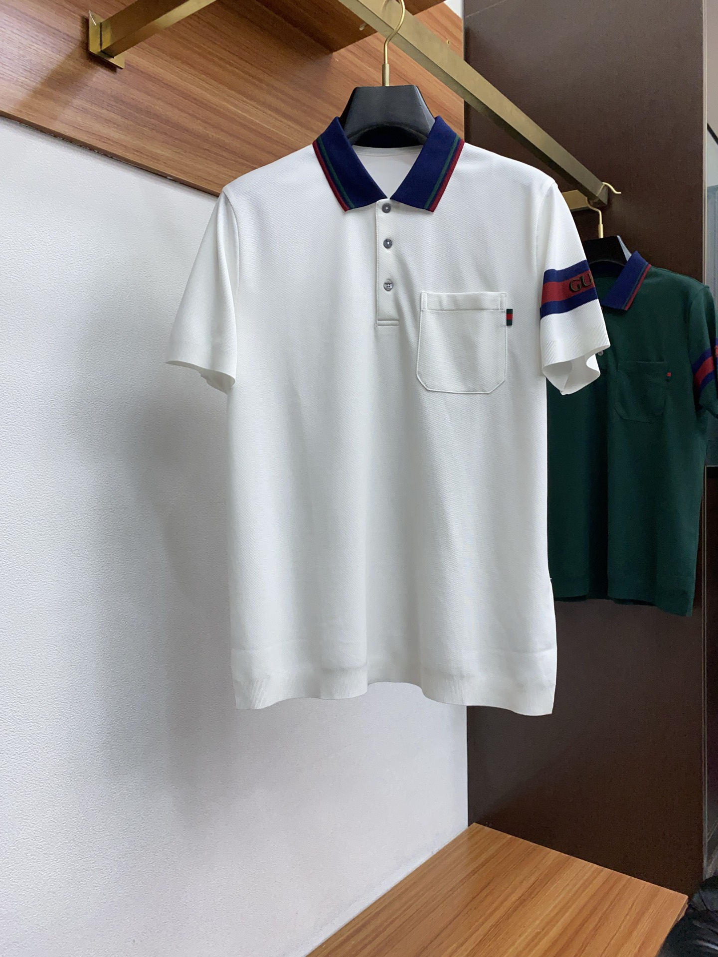 NO:135682,Guqi 2025 new men's lapel POLO shirt short sleeves are presented. The light and soft fabric is dyed with ready-to-wear to create an elegant texture. The original custom imported yarn color dyed Customized rib collar, integrated contrasting ribs. The classic makes the clothes softer with the inherent sporty atmosphere. The versatile style makes it very suitable for single wear, and all auxiliary materials are all customer-supplied. The thickness is the same as that of the regular beads. It is cool and breathable, skin-friendly and delicate, not sweaty, and is super comfortable. The solid color design style is atmospheric and fashionable overall, and it is just casual and business-friendly!  Code number M-3XL (48-56), T-shirt, alexander wang19860909古奇 2025新款男士翻领POLO衫短袖 进口面料呈现.轻盈柔软的面料经过成衣染色,营造出优雅纹理,原版定制 进口纱线色染 定制罗纹领口 一体撞色罗纹 经典让衣服与生俱有的运动气息得以柔和.百搭风范令其非常适合单穿,所有辅料全部客供.客供纱制作,厚度和常规珠地一样,凉爽透气,亲肤细腻不闷汗,超级舒服.纯色设计款,整体就是大气时尚,休闲商务都即可！ 码数M-3XL（48-56）,,T-shirt,alexander wang,Men's clothing