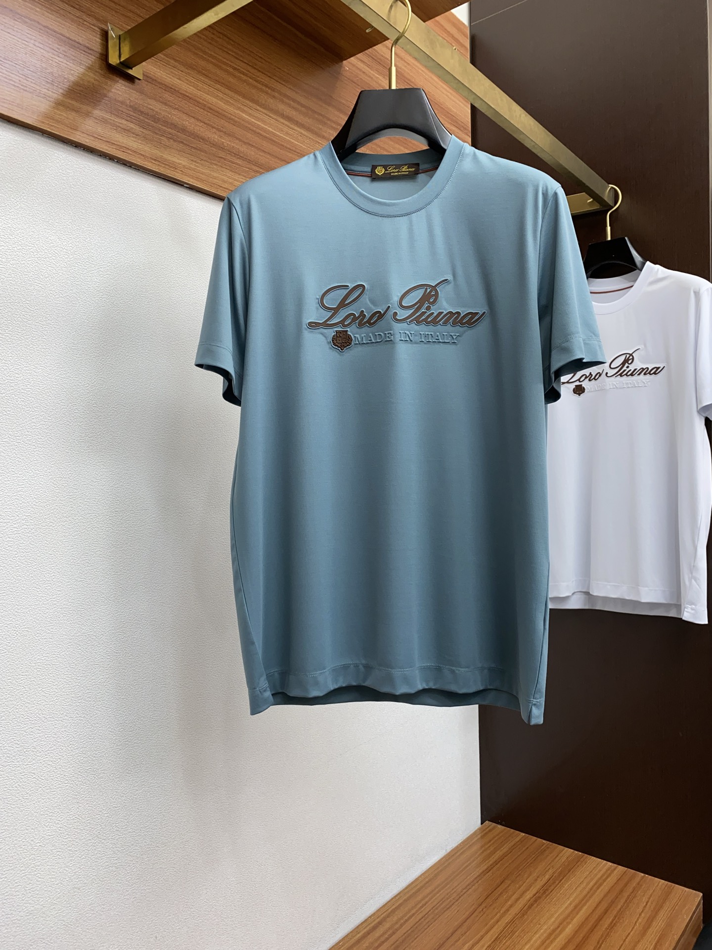 NO:135685,LP Noyou Pianya 2025ss Spring and Summer New Product, uses mercerized cotton fabric, the fabric has been washed and has a softer feel, which is perfect, with a very strong texture, and the top classic pattern embellishes the iconic brand logo, highlighting the brand style, soft texture, simple and unique charm, close to the body, cool and smooth. It absorbs moisture and sweats, is simple and generous without losing its fashion, the three-dimensional cut, and the upper body is super stylish!  Super casual, fashionable and versatile!  Code number M-3XL, loro piana,alexander wang19860909LP 诺悠翩雅 2025ss春夏新品,采用丝光棉面料,布料经过洗水处理,手感更柔软,堪称完美,质感非常强,顶级经典图案点缀标志性品牌标识,彰显品牌格调,质感柔软,简约而富有独特魅力,贴身冰爽顺滑.吸湿排汗,简约大方又不失时尚,版型立体裁剪,上身超有型！超级休闲时尚百搭！ 码数Ｍ-3XL,,loro piana,alexander wang,Men's clothing