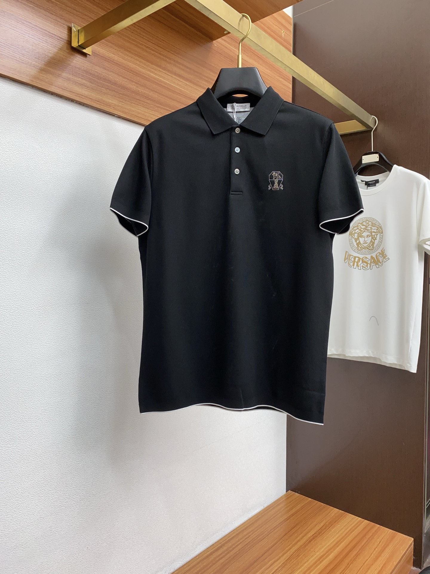 NO:135688,BC 2025 new men's lapel POLO shirt short sleeves are presented. The light and soft fabric is dyed with ready-to-wear to create an elegant texture. The original custom imported yarn color dyed custom rib collar is integrated contrasting ribs. The classic makes the clothes softer with the inherent sporty atmosphere. The versatile style makes it very suitable for single wear, and all auxiliary materials are all customer-supplied. The thickness is the same as that of the regular beads. It is cool and breathable, delicate and not sweaty, and is super comfortable. The solid color design style is atmospheric and fashionable overall, and it is just casual and business!  Code number M-3XL (48-56), T-shirt, alexander wang19860909BC 2025新款男士翻领POLO衫短袖 进口面料呈现.轻盈柔软的面料经过成衣染色,营造出优雅纹理,原版定制 进口纱线色染 定制罗纹领口 一体撞色罗纹 经典让衣服与生俱有的运动气息得以柔和.百搭风范令其非常适合单穿,所有辅料全部客供.客供纱制作,厚度和常规珠地一样,凉爽透气,亲肤细腻不闷汗,超级舒服.纯色设计款,整体就是大气时尚,休闲商务都即可！ 码数M-3XL（48-56）,,T-shirt,alexander wang,Men's clothing