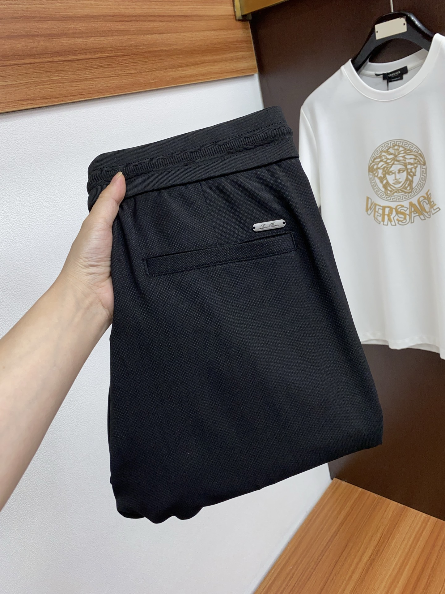 NO:135703,LP Noyou Pianya 2025 spring and summer counter new custom Tiansi cotton casual pants, clean and neat tailored, full of urban style, uses high-end linen worsted fabric to feel soft and dry, and the upper body effect is crisp and stylish. The hardware is exquisite, business and casual, and so many top-level raw materials are beautiful, creating high-end products with unparalleled value. The first choice for high-end fashion fashion people. Size M-3xL, loro piano, alexander wang19860909LP 诺悠翩雅 2025春夏专柜新款定制天丝棉休闲裤 干净利落剪裁,都市风十足 采用高端亚麻精纺面料手感软糯干爽,上身效果挺括有型.五金精致,商务休闲非常好看如此众多的顶级原料,打造出价值感无与伦比的高端产品,高端潮流时尚人士首选 尺码M-3xL,,loro piana,alexander wang,Men's clothing