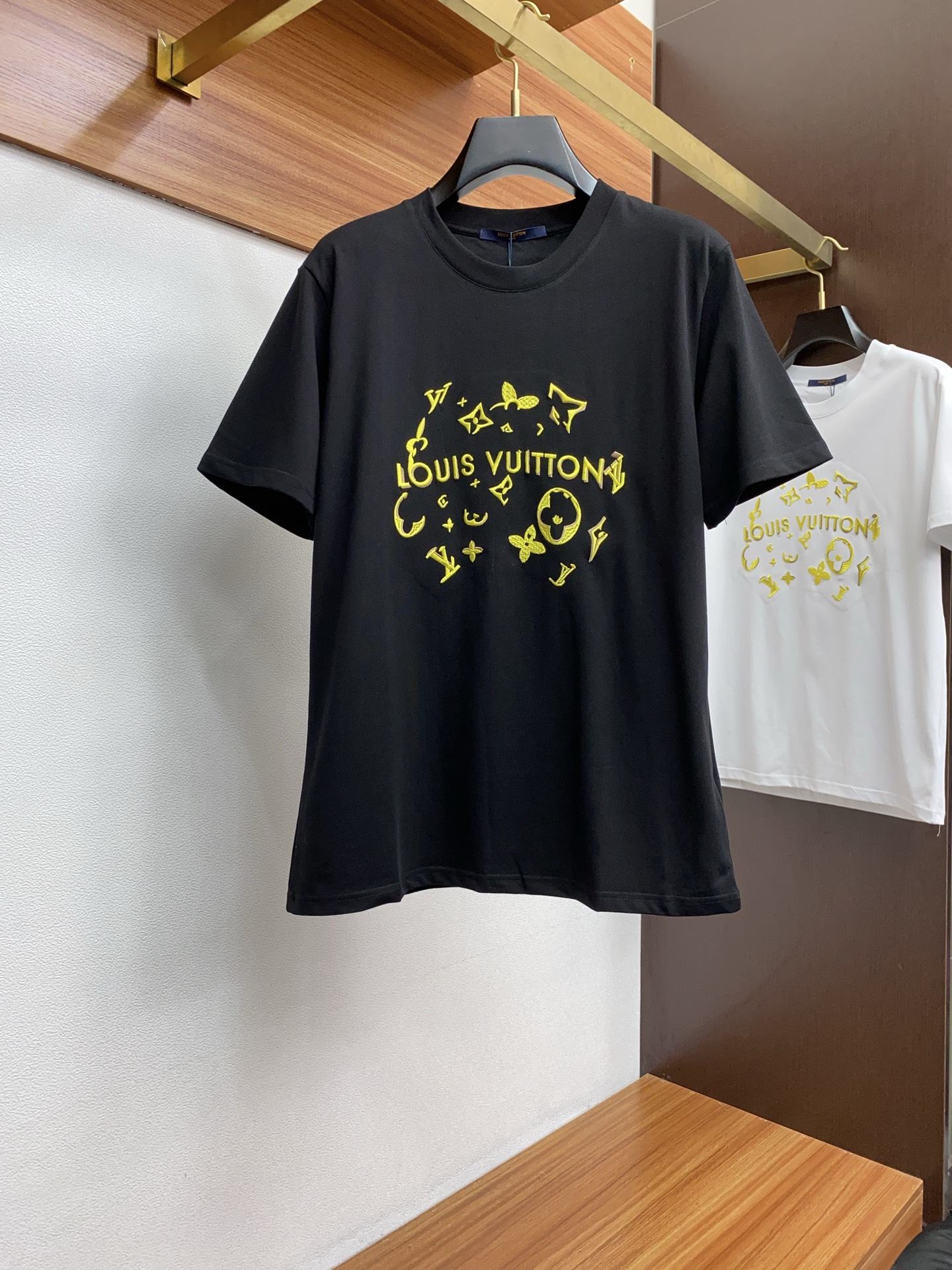 NO:138057,1v Louis Vuitton ss new craft logo pure cotton wide version round neck men's short-sleeved T-shirt, the new season and new launch series cleverly integrates the logo into the design, shaping a series of sports style items full of retro style. On this versatile T-shirt, a pattern with a hint of nostalgic meaning is presented in the body in a low-key manner, and the cuffs are piping. The specific original version is preferred to develop double-strand cotton plain fabric, with wide upper body and comfortable, and the outside and the inside are casually matched s-2xL,,louis vuitton, T-shirt,tees, t-shirt,alexander wang198609091v 路易威登 ss新工艺logo纯棉质阔版圆领男士短袖T恤,新季新推系列将标识巧妙融入设计,塑就一系列充满复古风情的运动风单品.在这款百搭T恤上,带着一丝怀旧意蕴的图案低调呈现于衣身,袖口滚边相得益彰.优选特定原版开发双股精棉平纹面料,上身挺阔舒适度佳,外穿内搭随意搭配 s-2xL,,louis vuitton,T-shirt,tees，t-shirt,alexander wang,Men's clothing