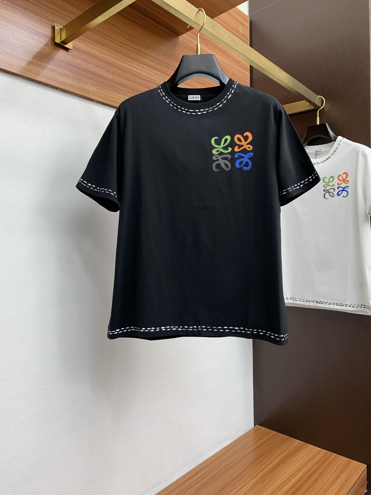 NO:137985,Luo Yiwei ss new craft logo pure cotton wide version round neck men's short-sleeved T-shirt, the new season and new launch series cleverly integrates the logo into the design, shaping a series of sports style items full of retro style. On this versatile T-shirt, a pattern with a hint of nostalgia is presented in the body in a low-key manner, and the cuffs are piping. The original version is preferred to develop double-strand cotton plain fabric, with wide upper body and comfortable, and the outside and the inside are casually matched s-2xL,,loewe, T-shirt,tees, t-shirt,alexander wang19860909罗意威 ss新工艺logo纯棉质阔版圆领男士短袖T恤,新季新推系列将标识巧妙融入设计,塑就一系列充满复古风情的运动风单品.在这款百搭T恤上,带着一丝怀旧意蕴的图案低调呈现于衣身,袖口滚边相得益彰.优选特定原版开发双股精棉平纹面料,上身挺阔舒适度佳,外穿内搭随意搭配 s-2xL,,loewe,T-shirt,tees，t-shirt,alexander wang,Men's clothing